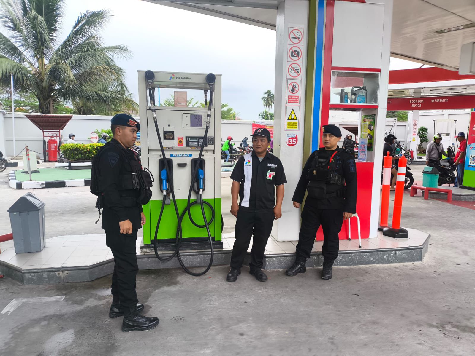 Jelang Ramadhan, Batalyon A Brimob Kaltim Patroli di SPBU Cek Ketersediaan BBM