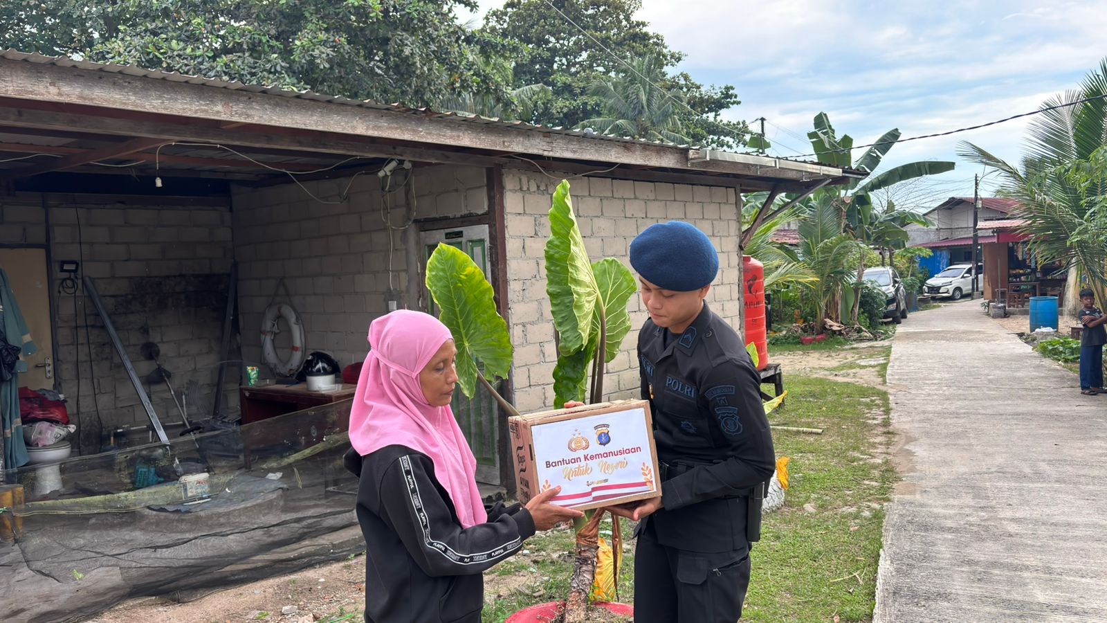 Tebar Kebaikan lewat ‘Jumat Berkah’, Brimob Balikpapan Bagikan Sembako untuk Masyarakat