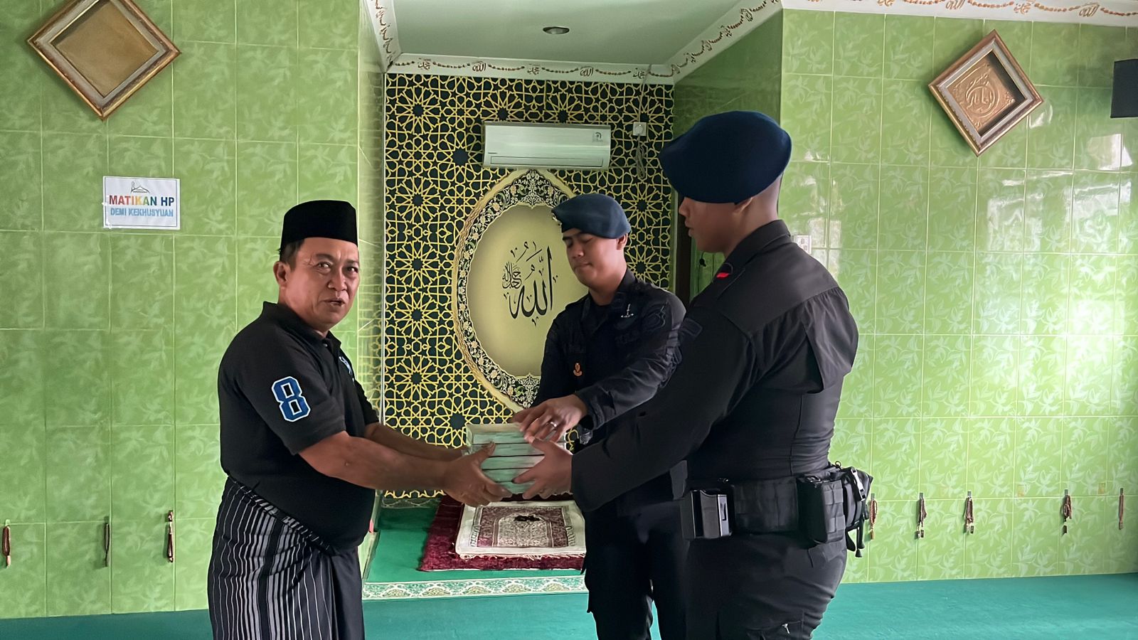 Batalyon A Brimob Kaltim Jalin Silaturahmi dan Bagi Al Quran Ke Mushola Baiturrahman Balikpapan