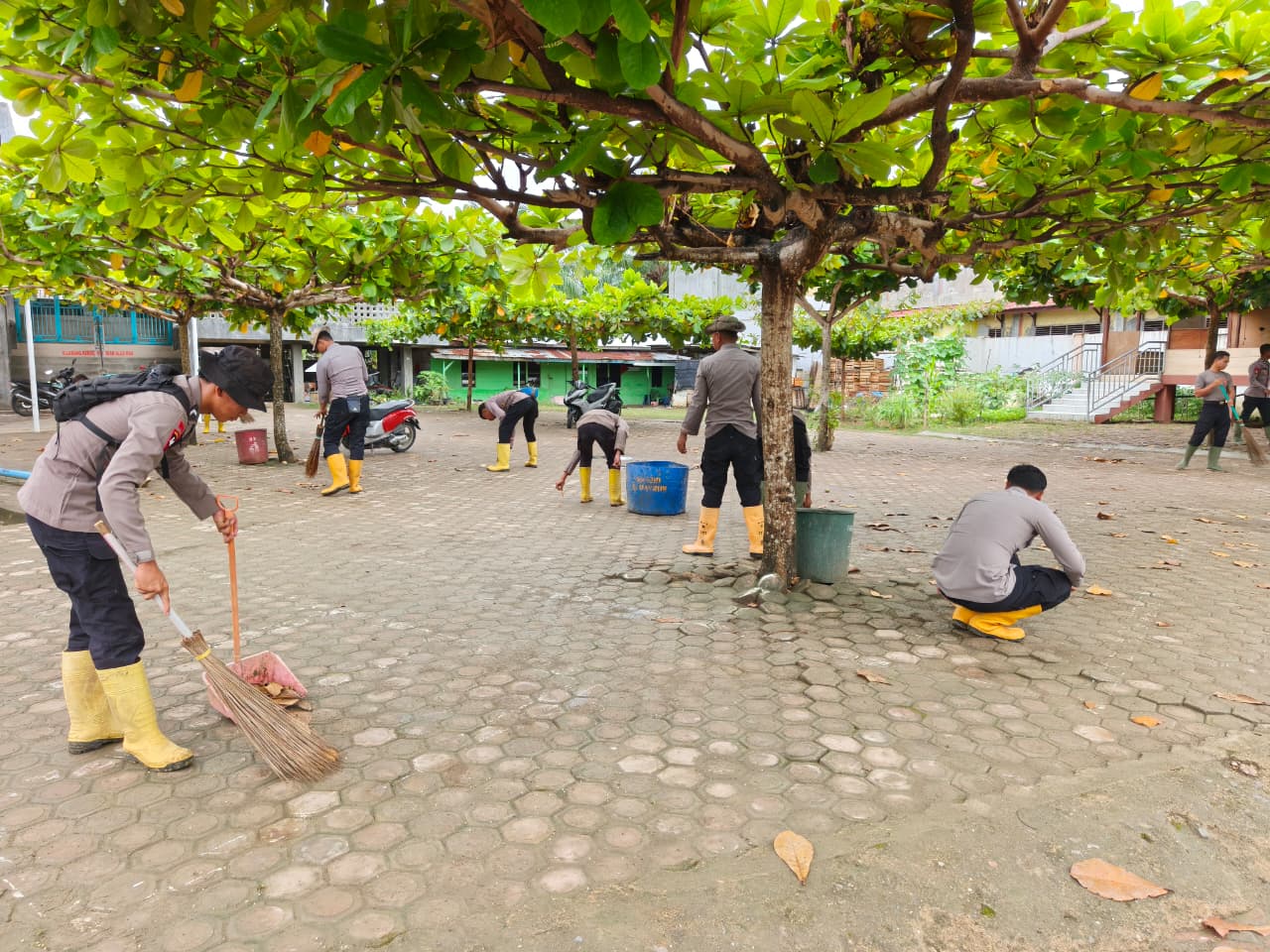 Sinergi di Tanah Rencong: Brimob Kaltim BKO Polda Aceh Bersihkan Masjid Al Mabrur Bersama Warga