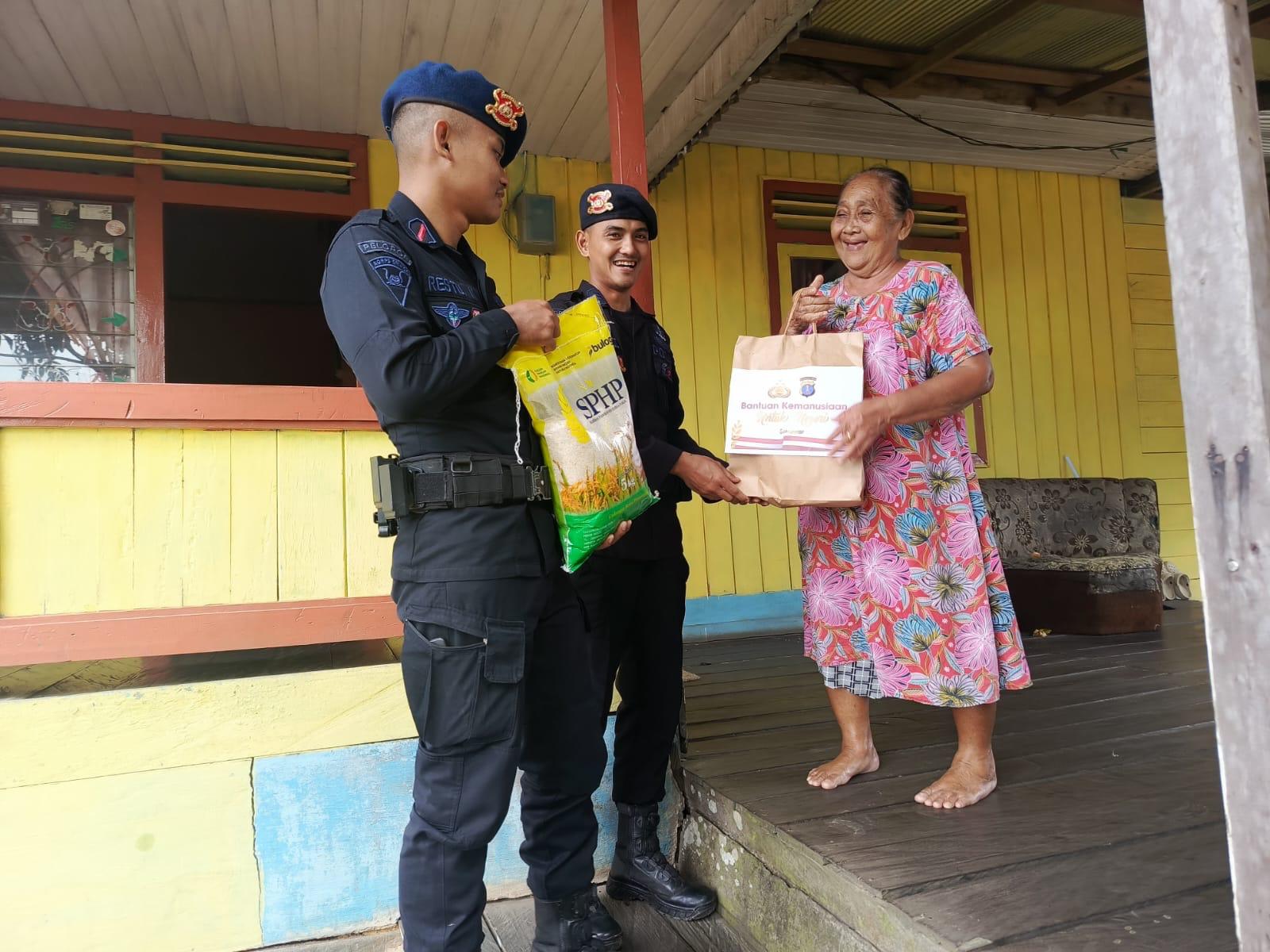 Ramadhan Penuh Berkah: Brimob Berau Salurkan Bantuan Kemanusiaan untuk Mbok Dai di Kelurahan Rinding