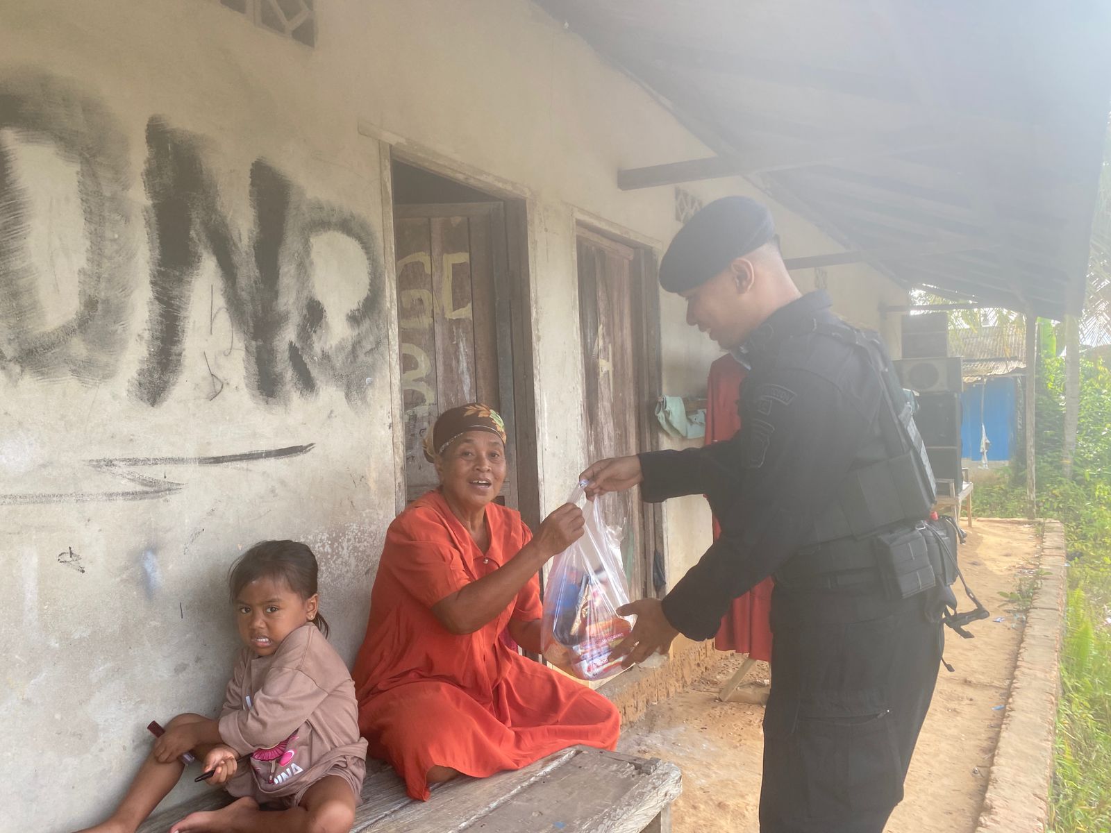 Sentuhan Kemanusiaan di Bulan Suci: Brimob Kaltim Sambangi Buruh Batu Bata di Karang Joang