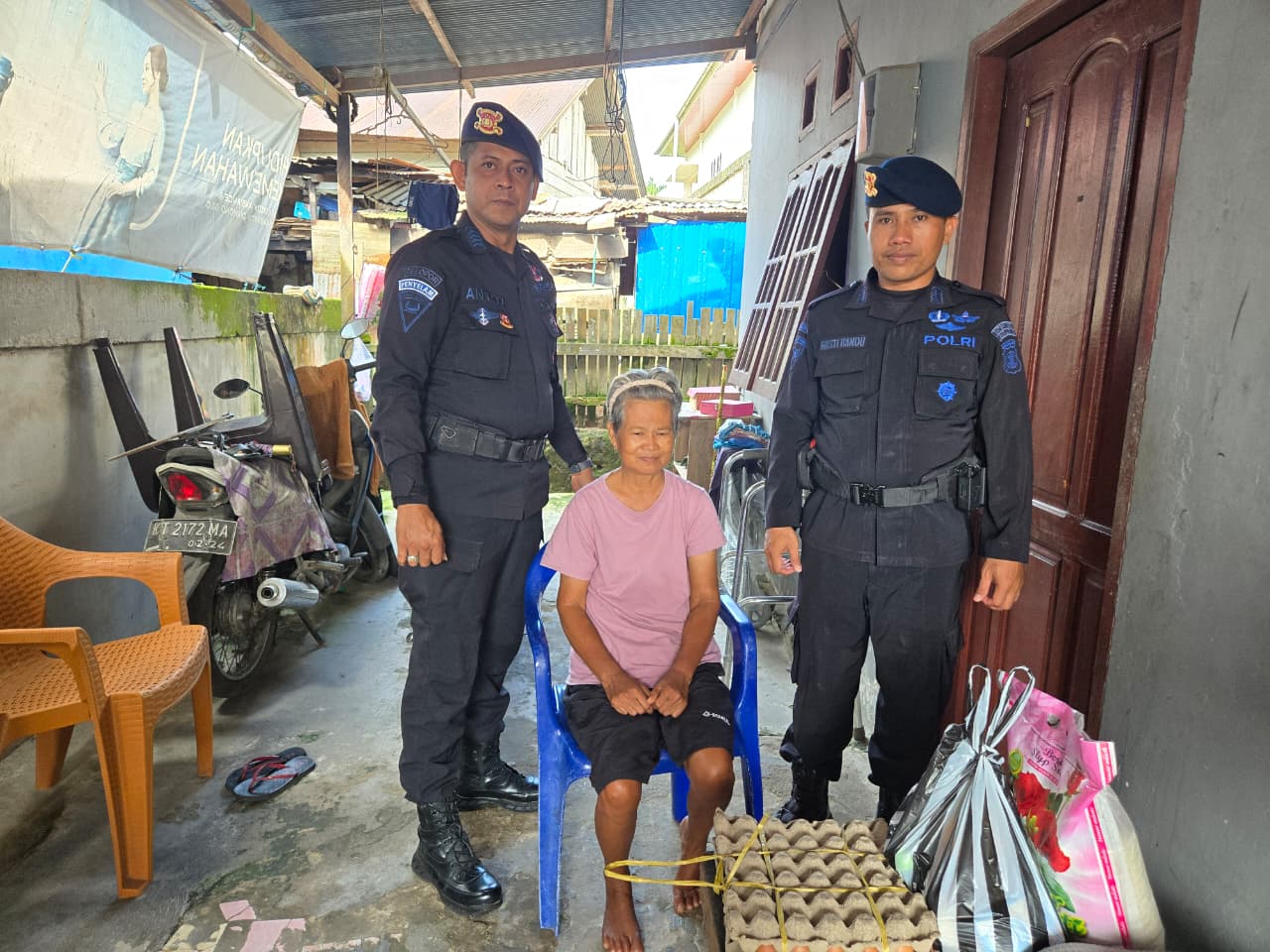 Wujud Kepedulian di Bulan Suci: Batalyon B Pelopor Brimob Kaltim Sambangi Lansia di Samarinda Seberang