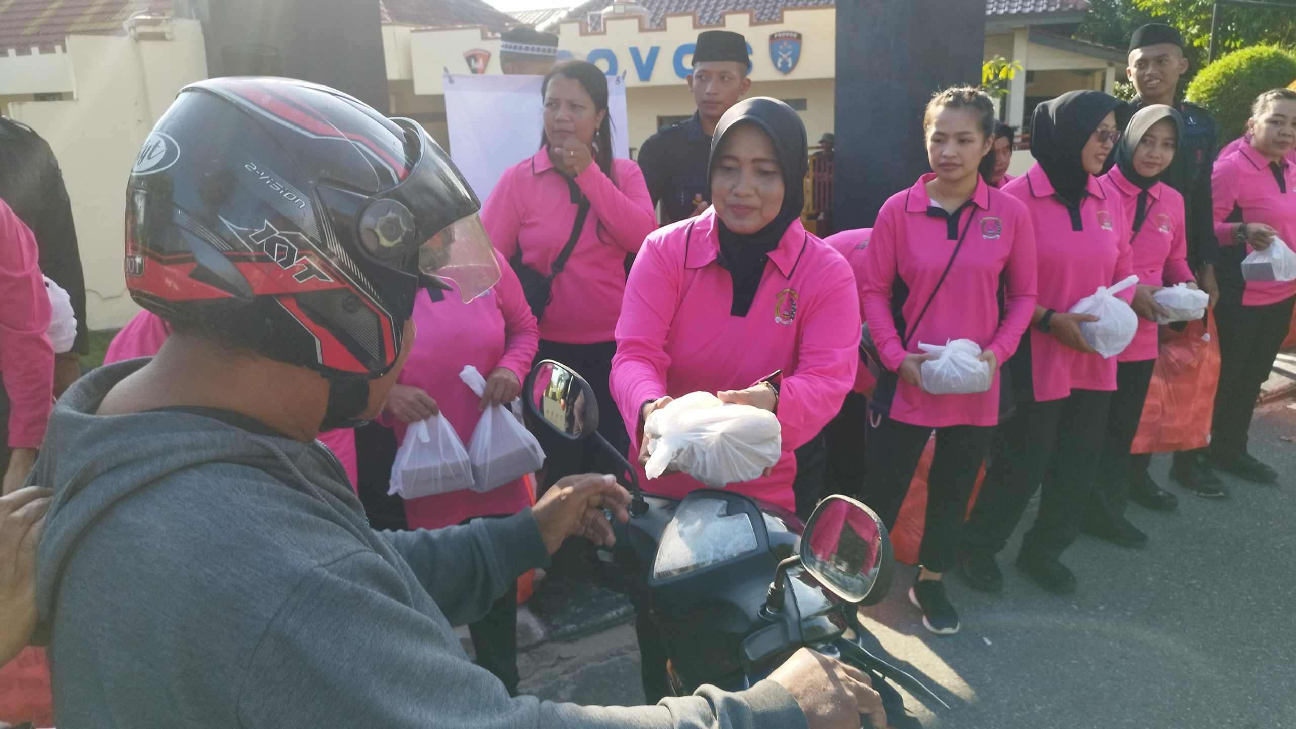 Batalyon A Brimob Kaltim Bersama Bhayangkari Bagi Takjil Untuk Warga Balikpapan