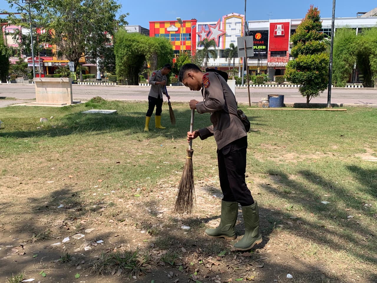 Pulihkan Ikon Religi, Brimob Kaltim Bersihkan Lumpur Banjir Bandang di Islamic Center Lhokseumawe