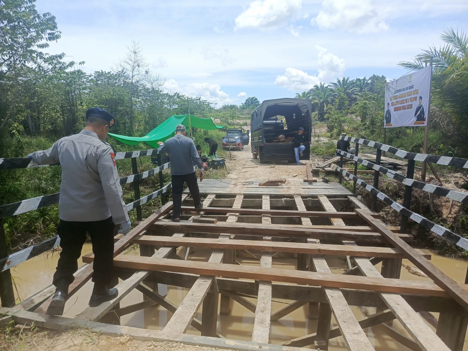 Wujudkan Arahan Presiden Prabowo, Satbrimob Polda Kaltim Revitalisasi Jembatan di Berbagai Pelosok Daerah