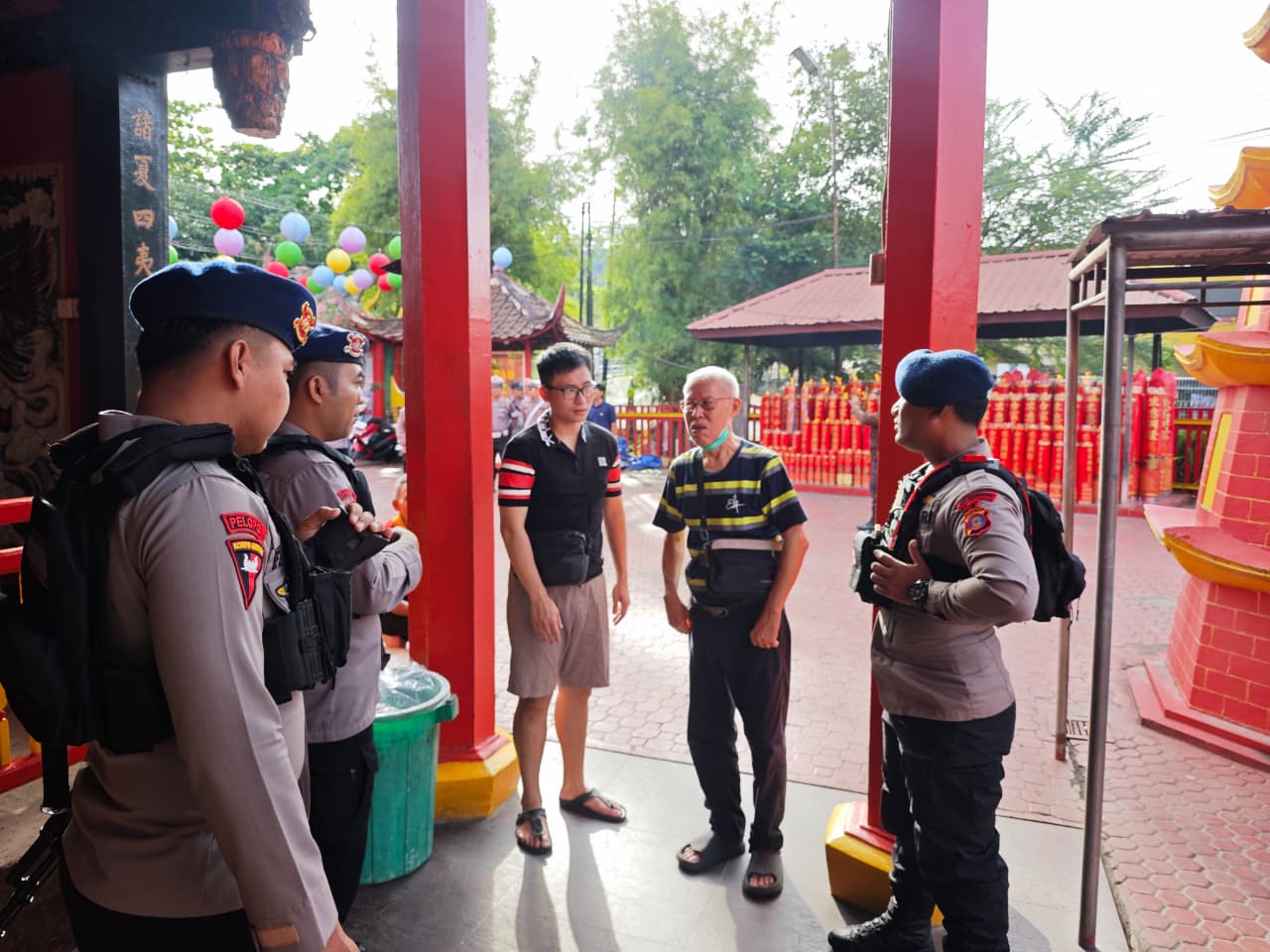 Pastikan Keamanan Imlek, Personel Batalyon B Pelopor Brimob Kaltim Patroli di Kelenteng Thien Le Kong