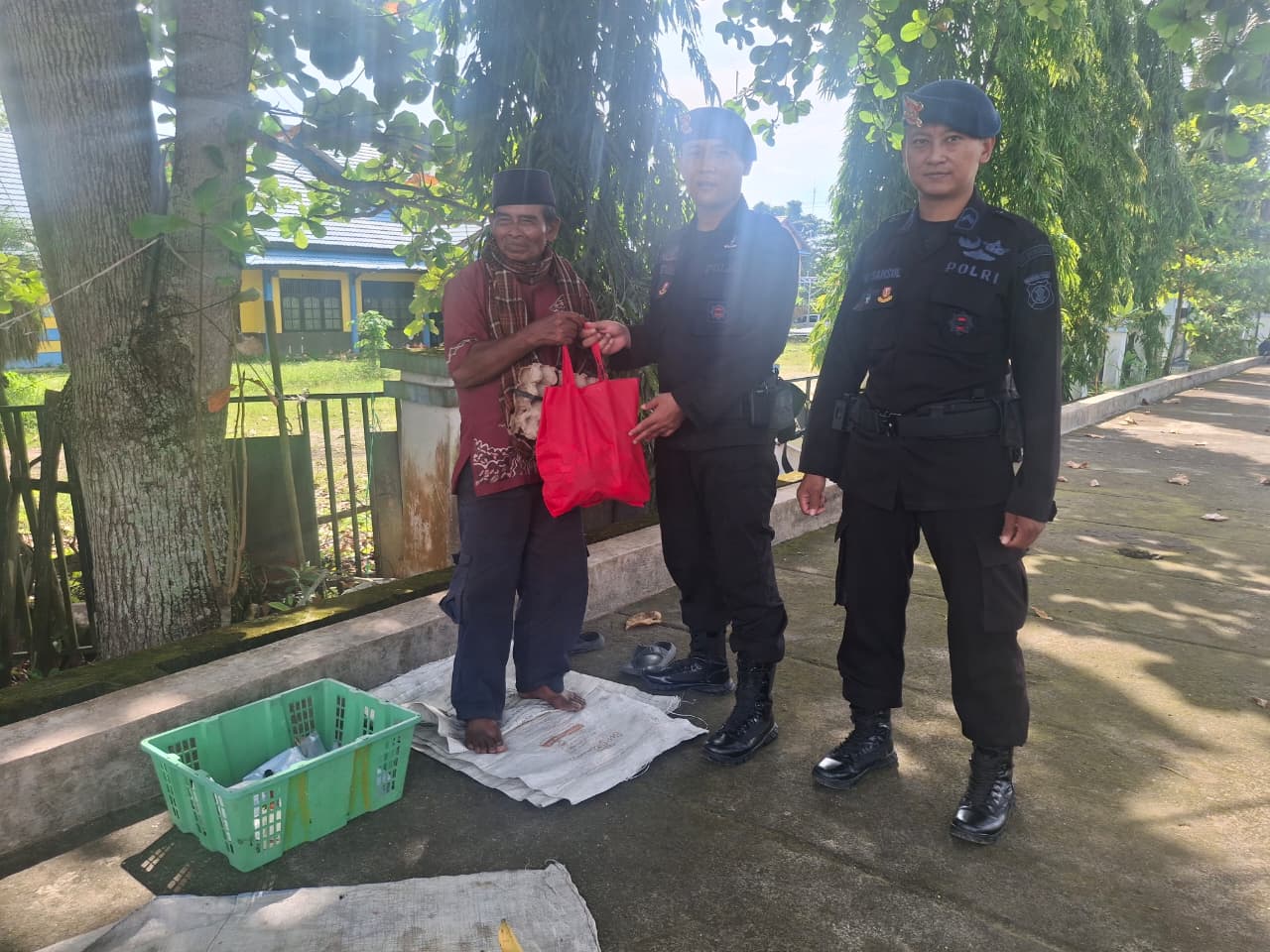Sentuhan Kasih di Bulan Suci, Brimob Batalyon C Pelopor Paser Salurkan Bansos Ramadan untuk Warga Prasejahtera