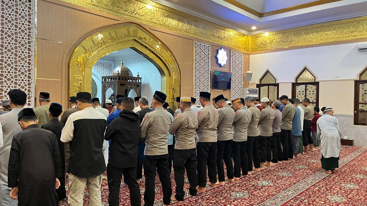Personel Batalyon A Brimob Kaltim Safari Tarawih di Masjid Al Ikhlas Balikpapan
