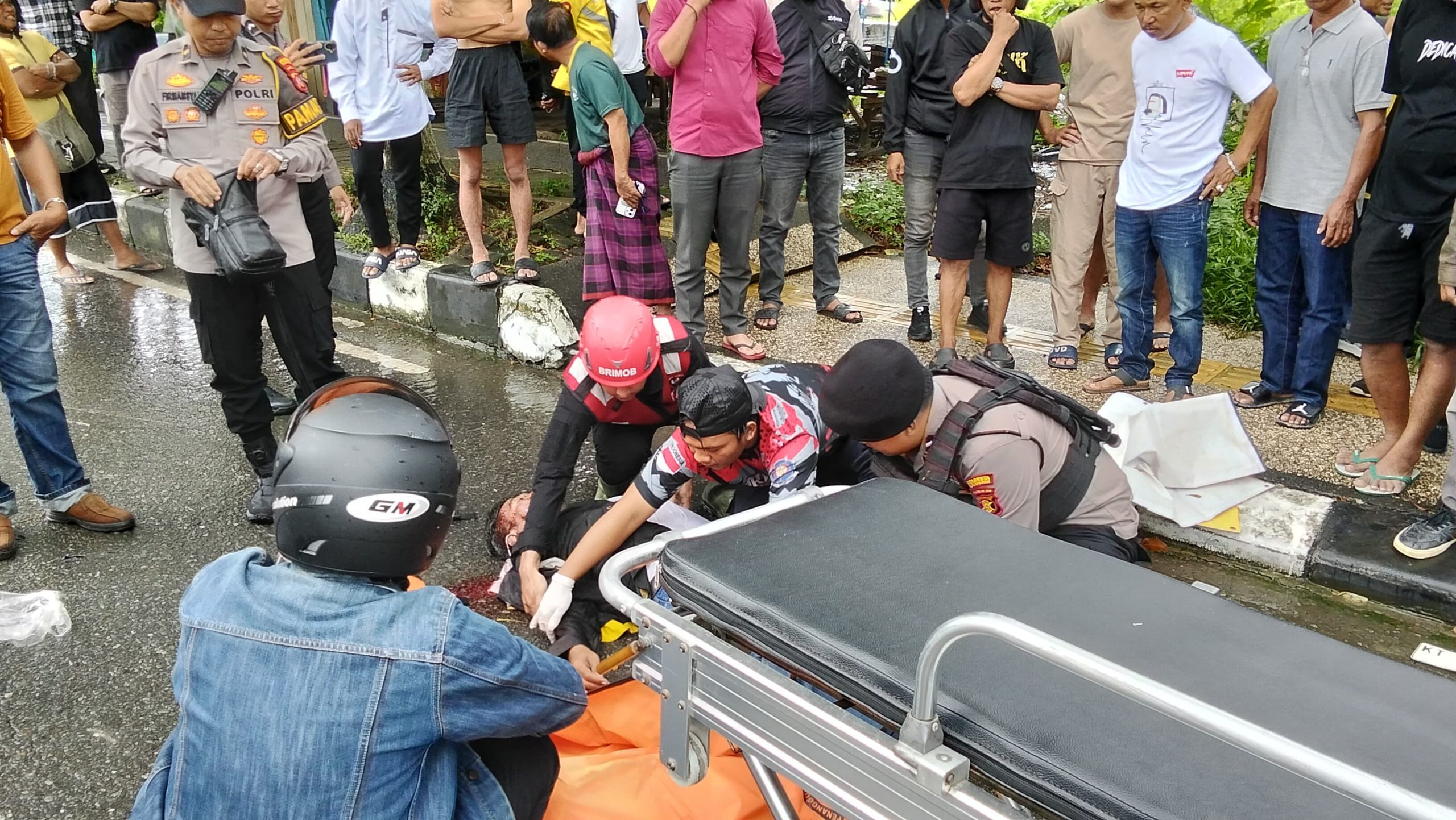 Lakalantas di Jl. Marsma Iswahyudi Balikpapan 1 MD dan 1 Luka-luka, Brimob Sigap Evakuasi