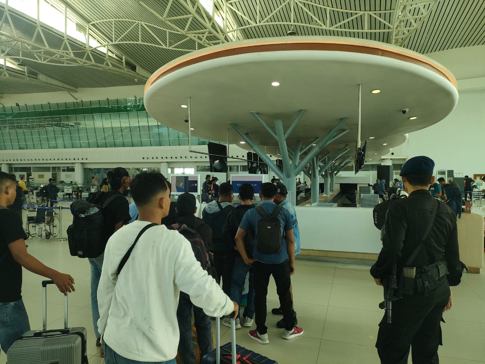 Optimalkan Ops Ketupat Mahakam, Detasemen Gegana Brimob Kaltim Kawal Arus Mudik di Pintu-Pintu Utama Balikpapan