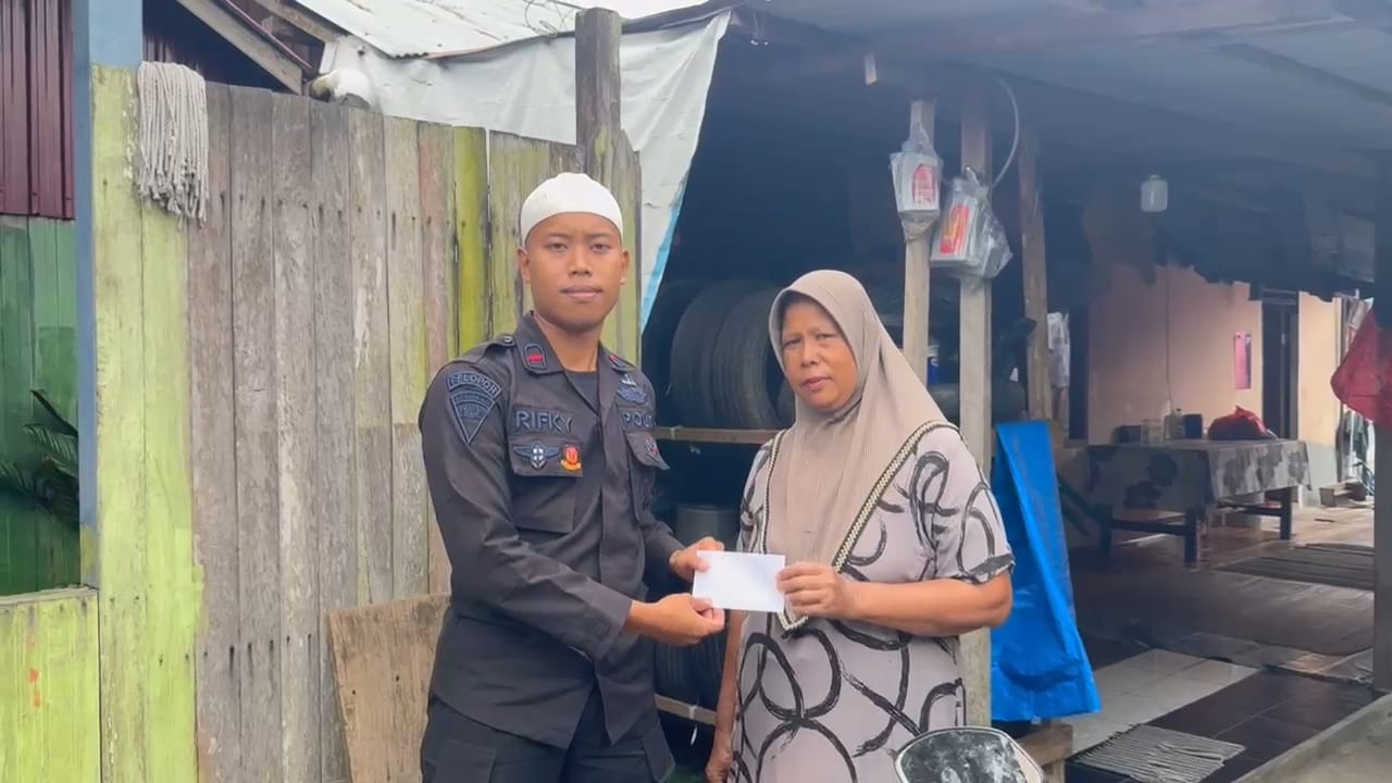 Wujudkan Kepedulian di Bulan Suci, Batalyon B Pelopor Samarinda Salurkan Zakat Personel ke Warga Prasejahtera