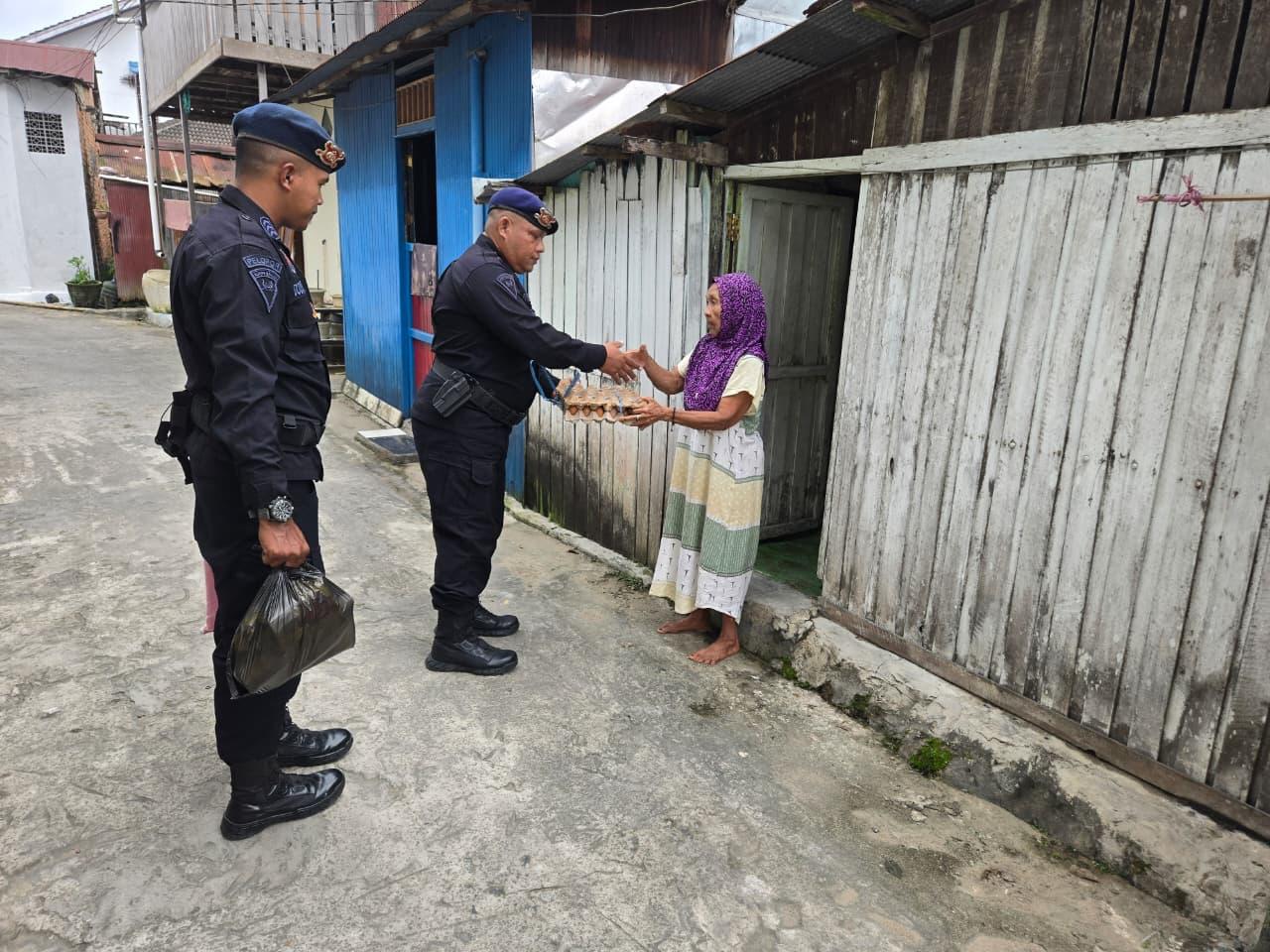 Wujud Kepedulian, Batalyon B Pelopor Satbrimob Polda Kaltim Salurkan Bantuan ‘Jumat Berkah’ di Samarinda