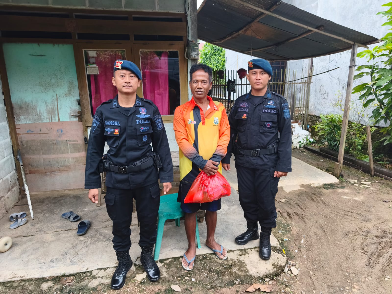 Sentuhan Kemanusiaan di Tanah Grogot: Kompi 2 Batalyon C Pelopor Berbagi Berkah di Hari Jum’at