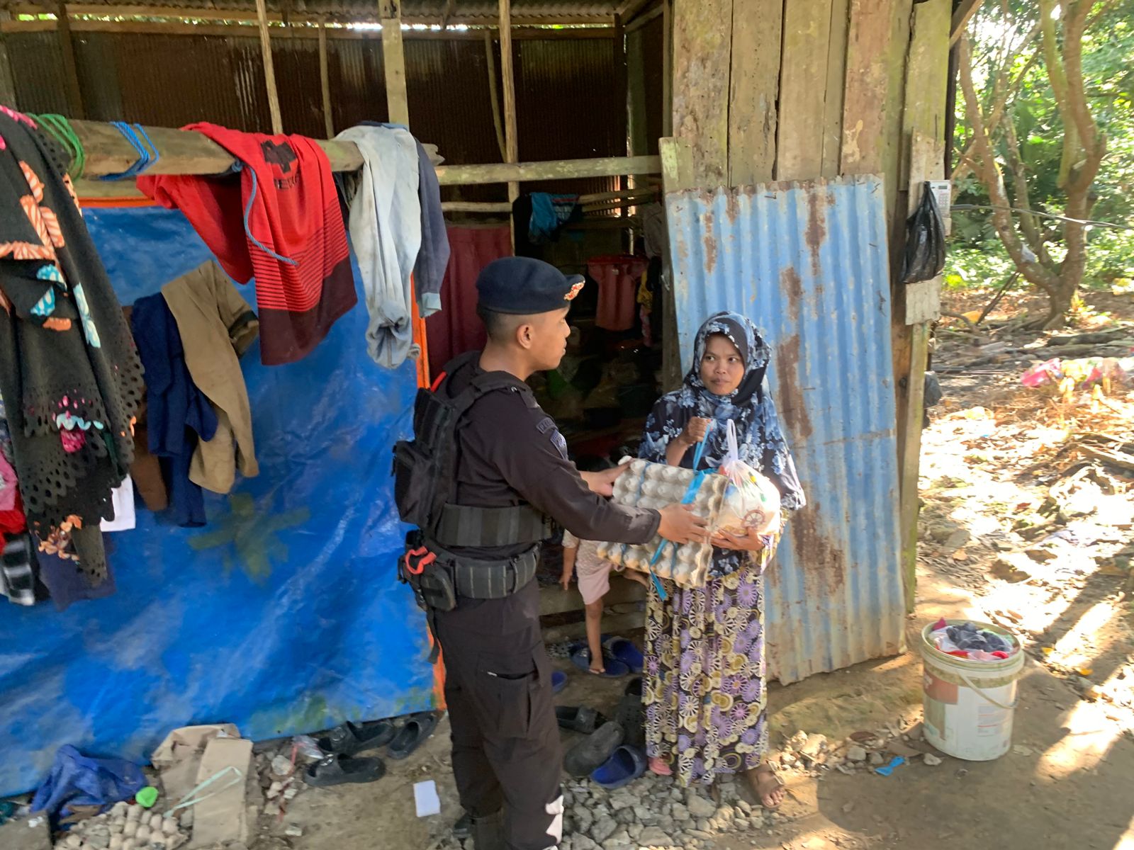 Wujud Kepedulian, Personel Kompi 1 Batalyon C Pelopor Salurkan Bantuan Kemanusiaan di Karang Joang