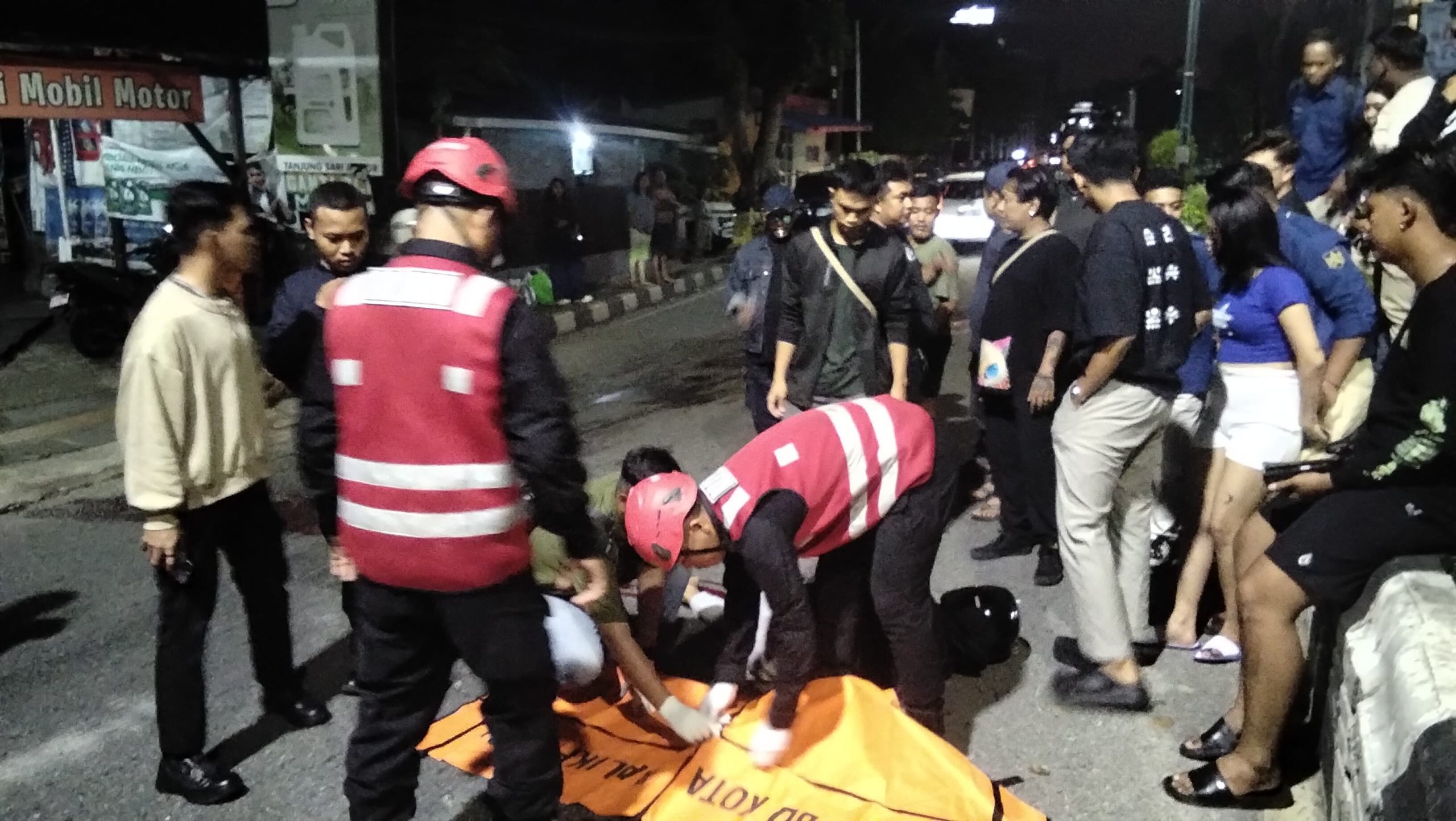 QUICK RESPON, BATALYON A BRIMOB KALTIM BANTU LAKA LANTAS DI JL. JEND. SUDIRMAN BALIKPAPAN