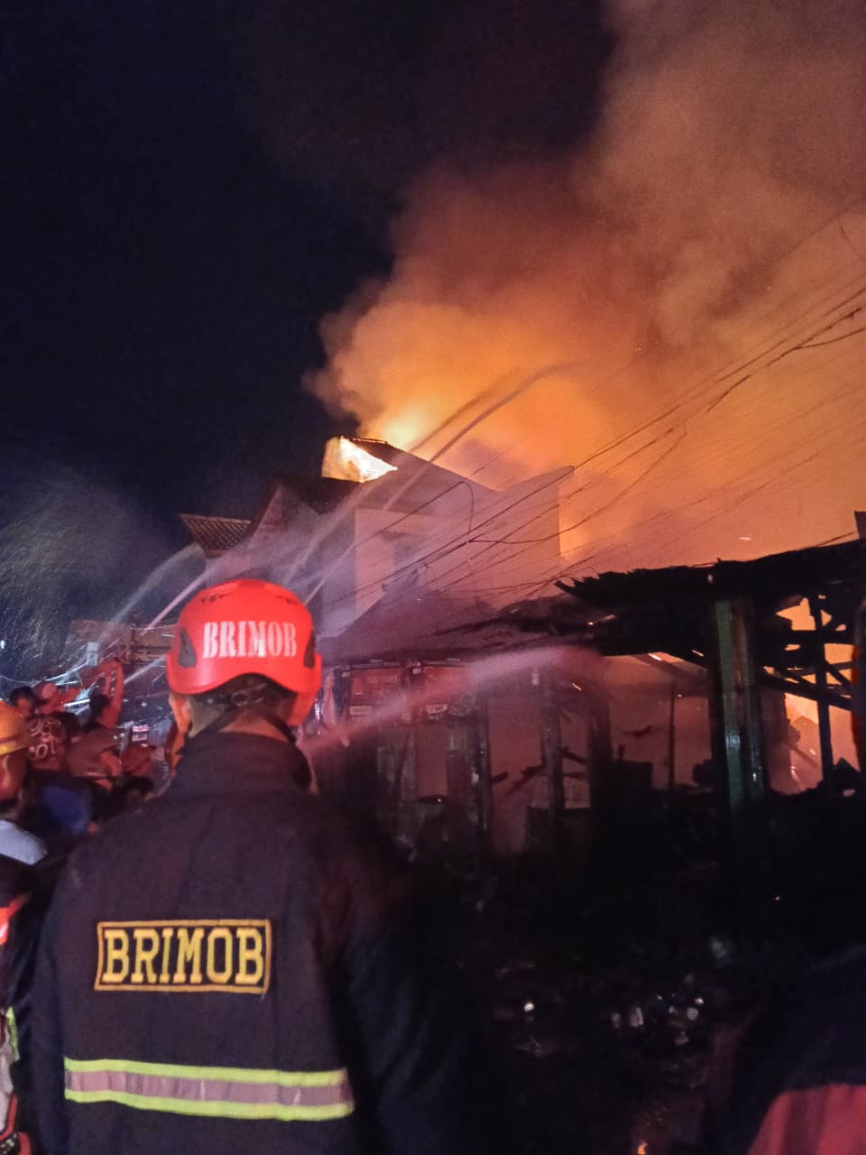 Respon Cepat Dini Hari, Tim Respon Bencana Batalyon B Pelopor Brimob Kaltim Tangani Kebakaran di Pasar Segiri