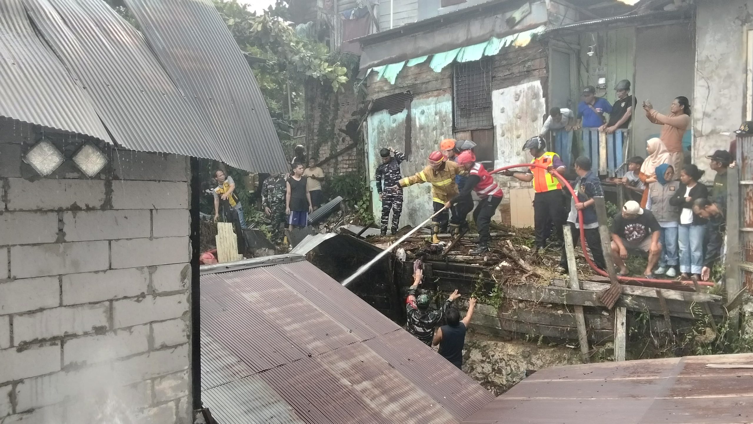 BRIMOB BANTU PADAMKAN KEBAKARAN DAN EVAKUASI KORBAN Di KEL. BARU TENGAH BALIKPAPAN