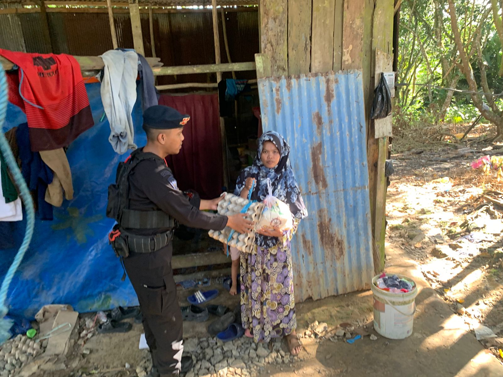 Wujudkan Kepedulian di Hari Jumat, Batalyon C Brimob Kaltim Salurkan Bantuan Kemanusiaan bagi Warga Karang Joang