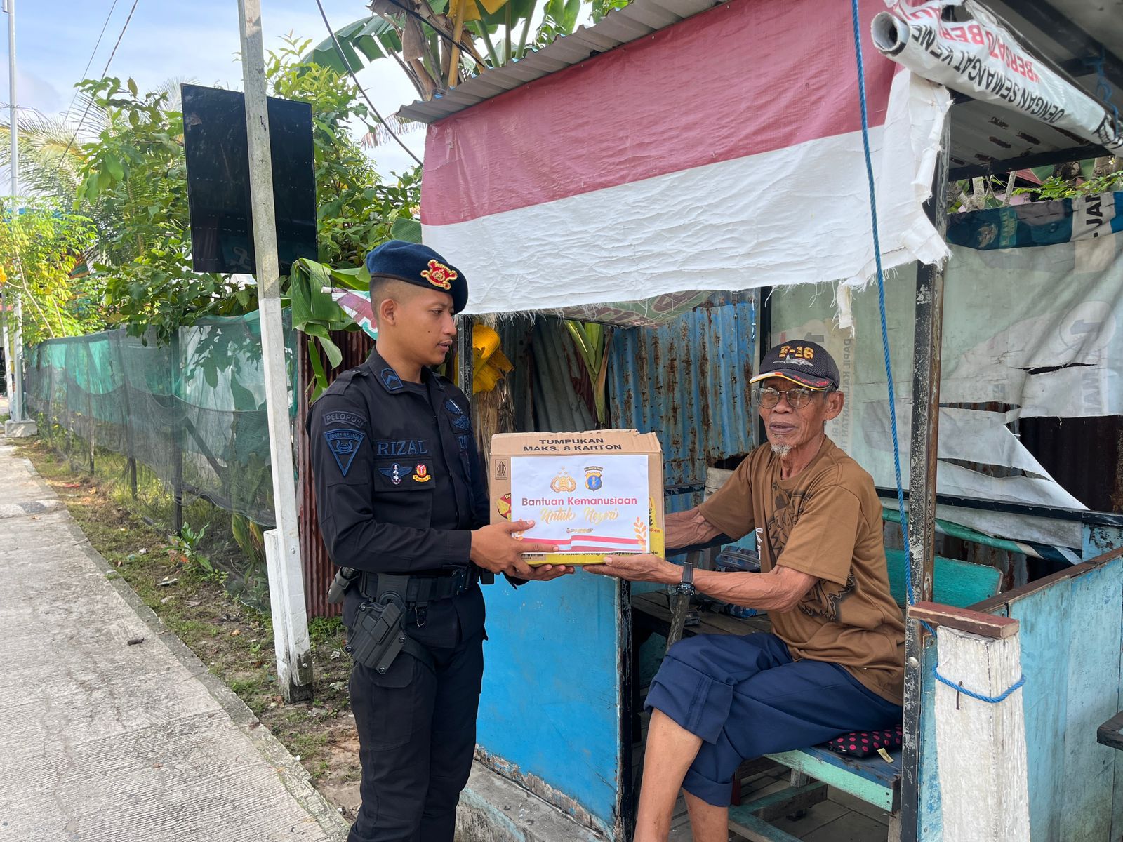 JUMAT BERKAH, BRIMOB SAPA WARGA BALIKPAPAN LEWAT AKSI BAGI SEMBAKO