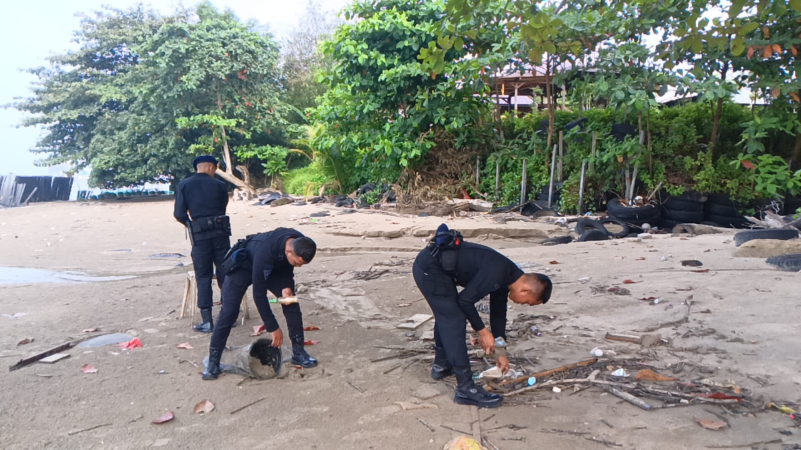 Wujudkan Gerakan Indonesia Asri, Batalyon A Pelopor Bersihkan Kawasan Mako hingga Pantai Stalkuda