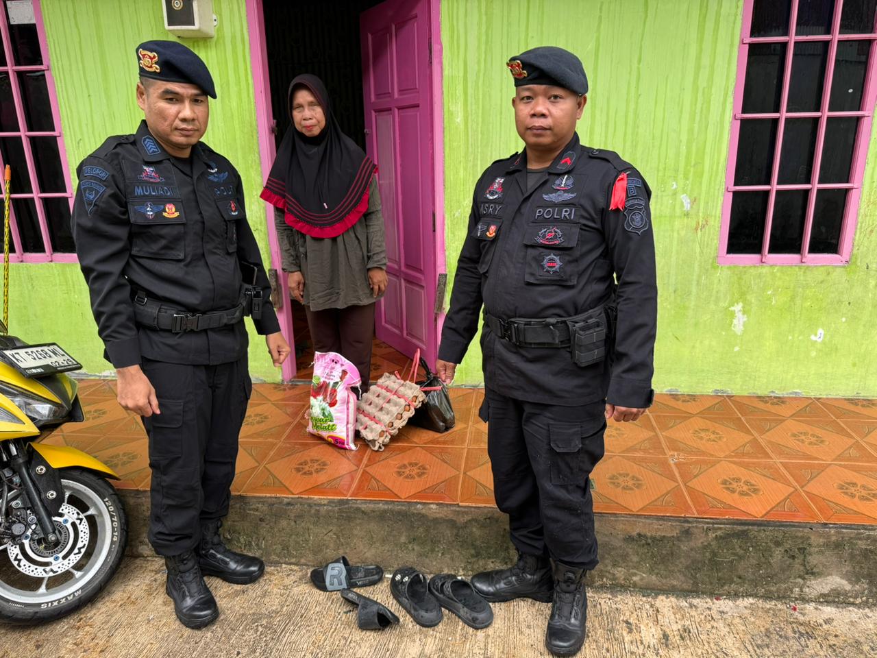 Wujud Kepedulian Sesama, Batalyon B Pelopor Samarinda Salurkan Bantuan Kemanusiaan Melalui Program Jumat Berkah