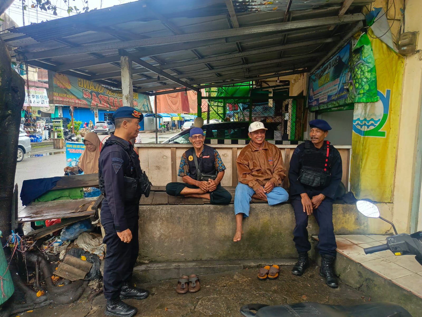 BATALYON A BRIMOB KALTIM GELAR PATROLI DIALOGIS DI PASAR TRADISIONAL