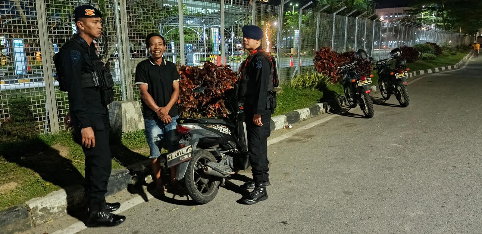Patroli Dialogis Brimob Sambangi Tukang Ojek di depan Bandara SAMS Sepinggan Balikpapan