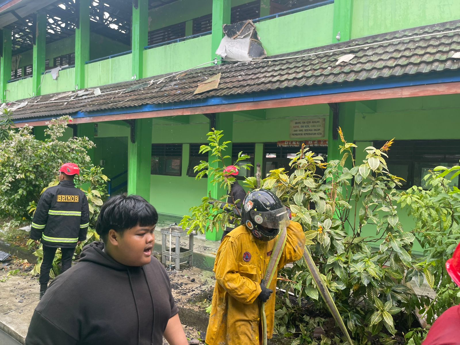 Landa Fasilitas Pendidikan, Tim Respon Bencana Batalyon B Pelopor Brimob Kaltim Jinakkan Api di SMPN 2 Samarinda