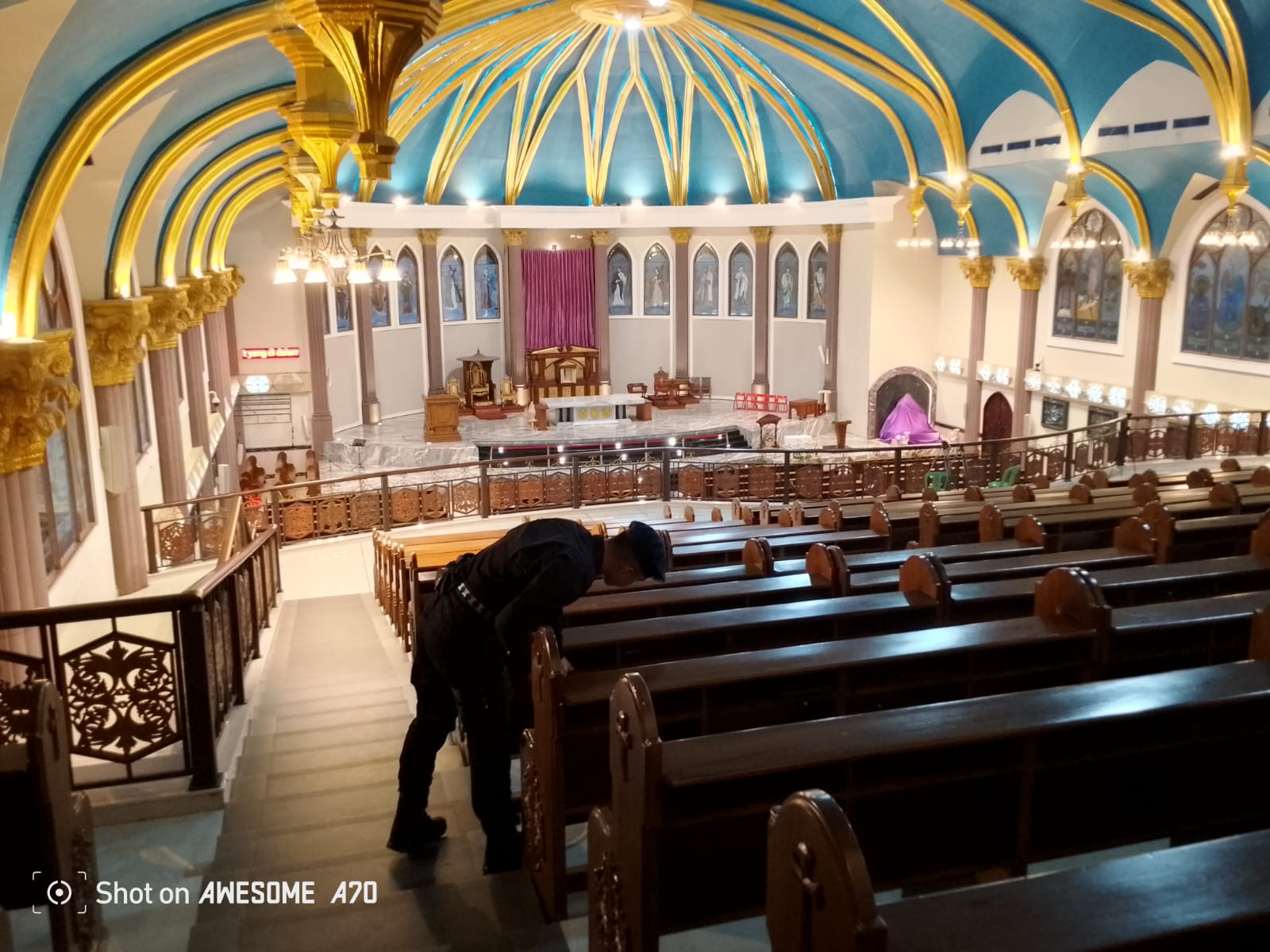 Jamin Kekhusyukan Ibadah Jumat Agung, Tim Jibom Gegana Brimob Kaltim Sterilisasi Katedral Santa Maria Samarinda