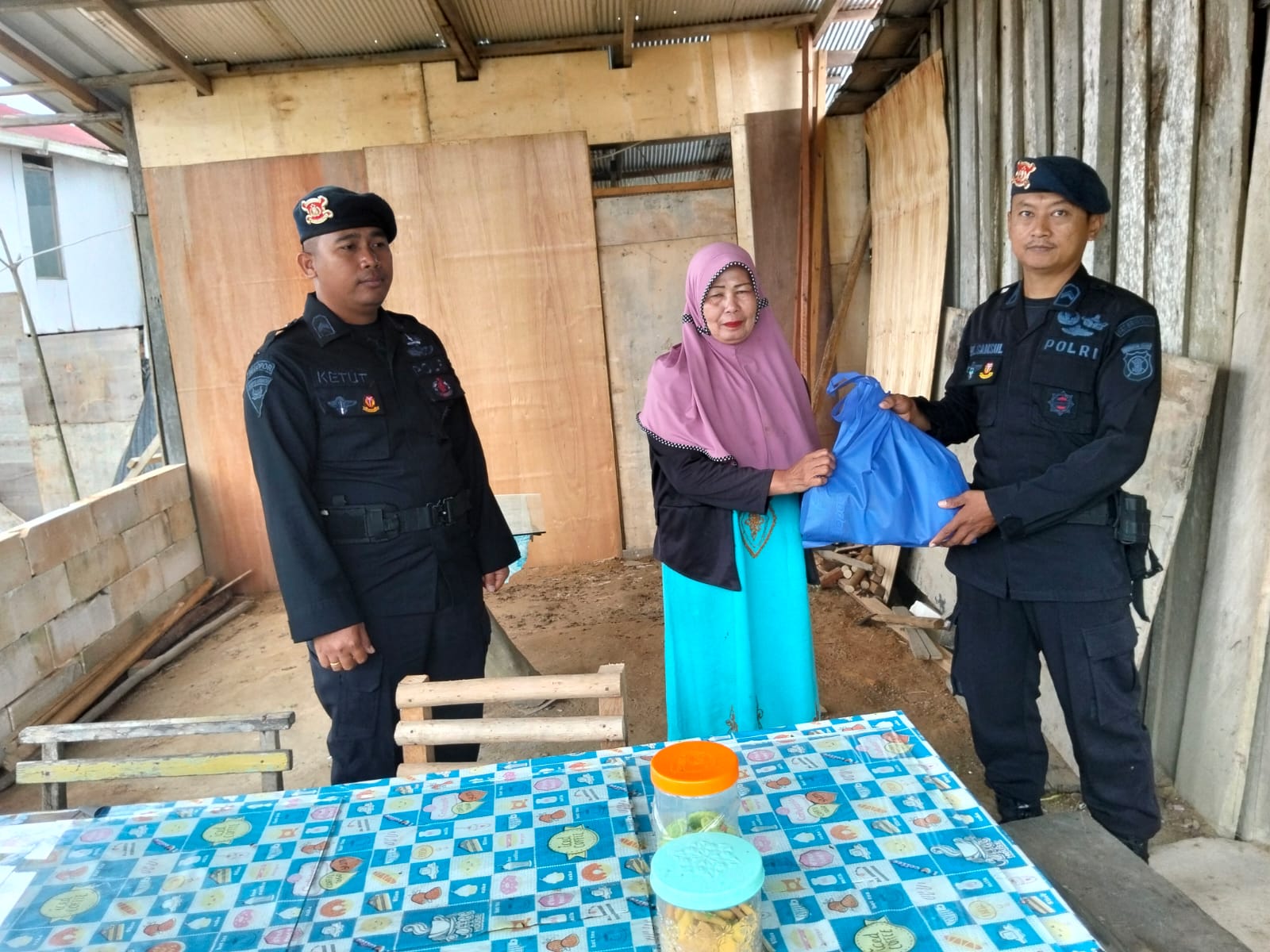 Wujudkan Empati di Jantung Kota, Detasemen Gegana Brimob Kaltim Salurkan Bantuan Jumat Berkah