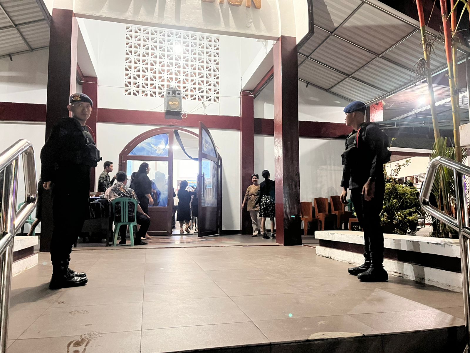 Jamin Keamanan Malam Jumat Agung, Batalyon A Pelopor Brimob Kaltim Patroli Gereja di Balikpapan