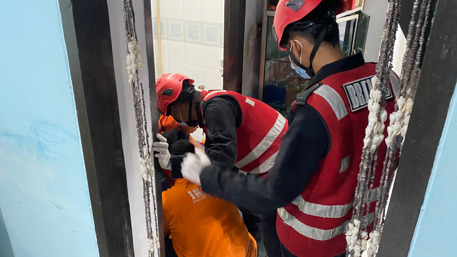 Brimob Gerak Cepat Padamkan Kebakaran Pemukian di Sepinggan Balikpapan