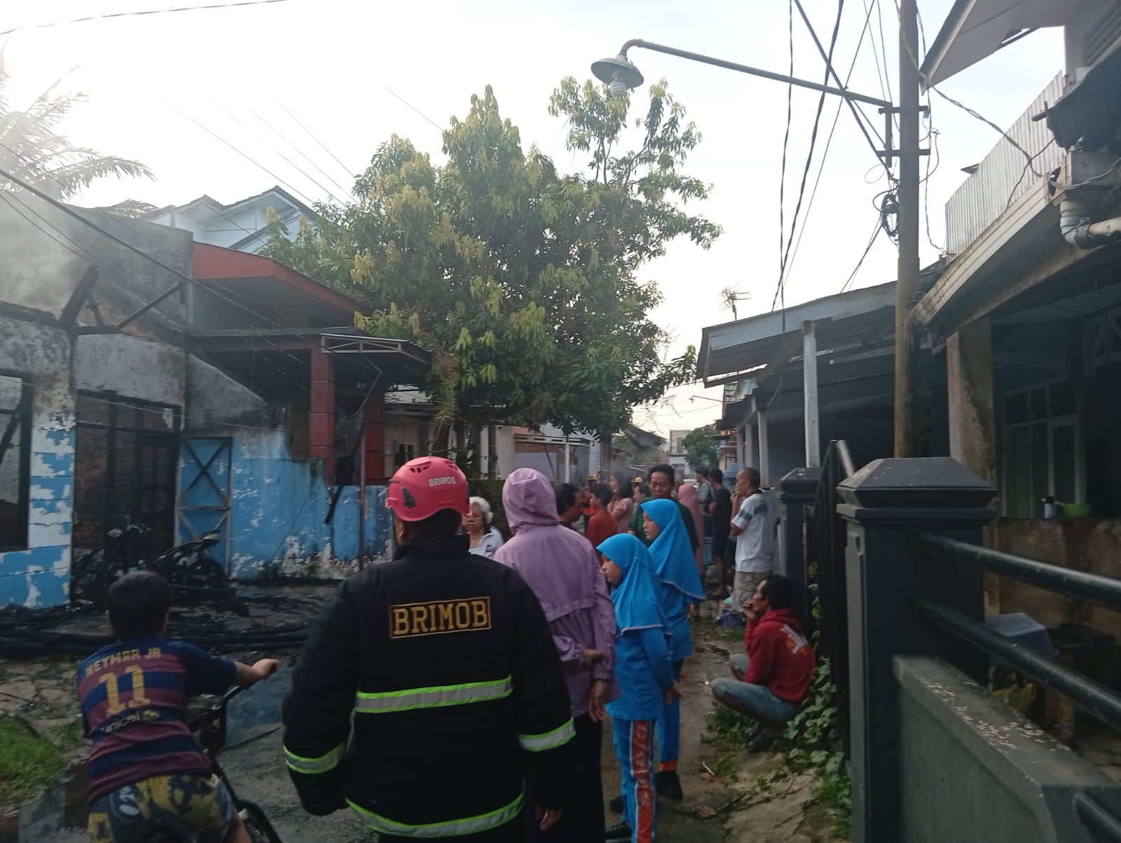 Gerak Cepat Tim Respon Bencana Brimob Kaltim Tangani Kebakaran di Perumahan Rapak Benuang