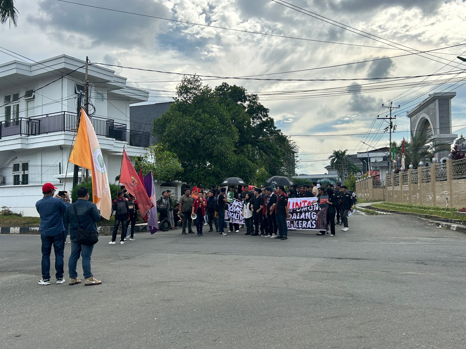 Kawal Aksi Unjuk Rasa Aliansi GERAM, Brimob Batalyon B Pelopor Kedepankan Pendekatan Humanis