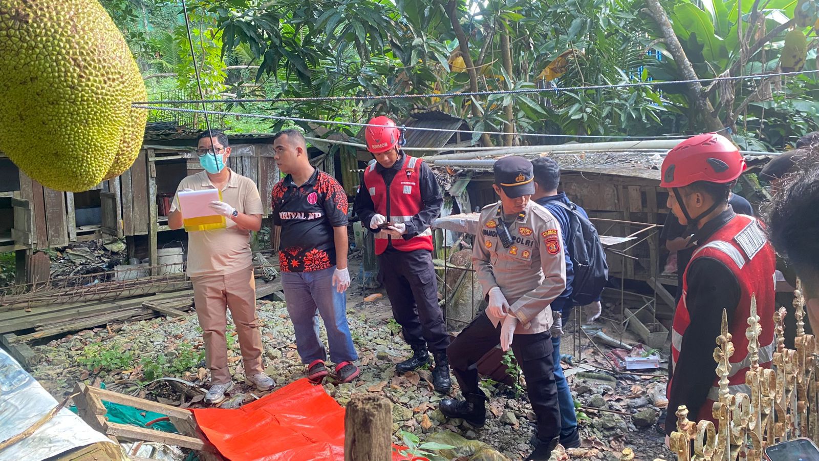 Brimob Bantu Evakuasi Penemuan Mayat Pria di Jl. Pupuk Balikpapan