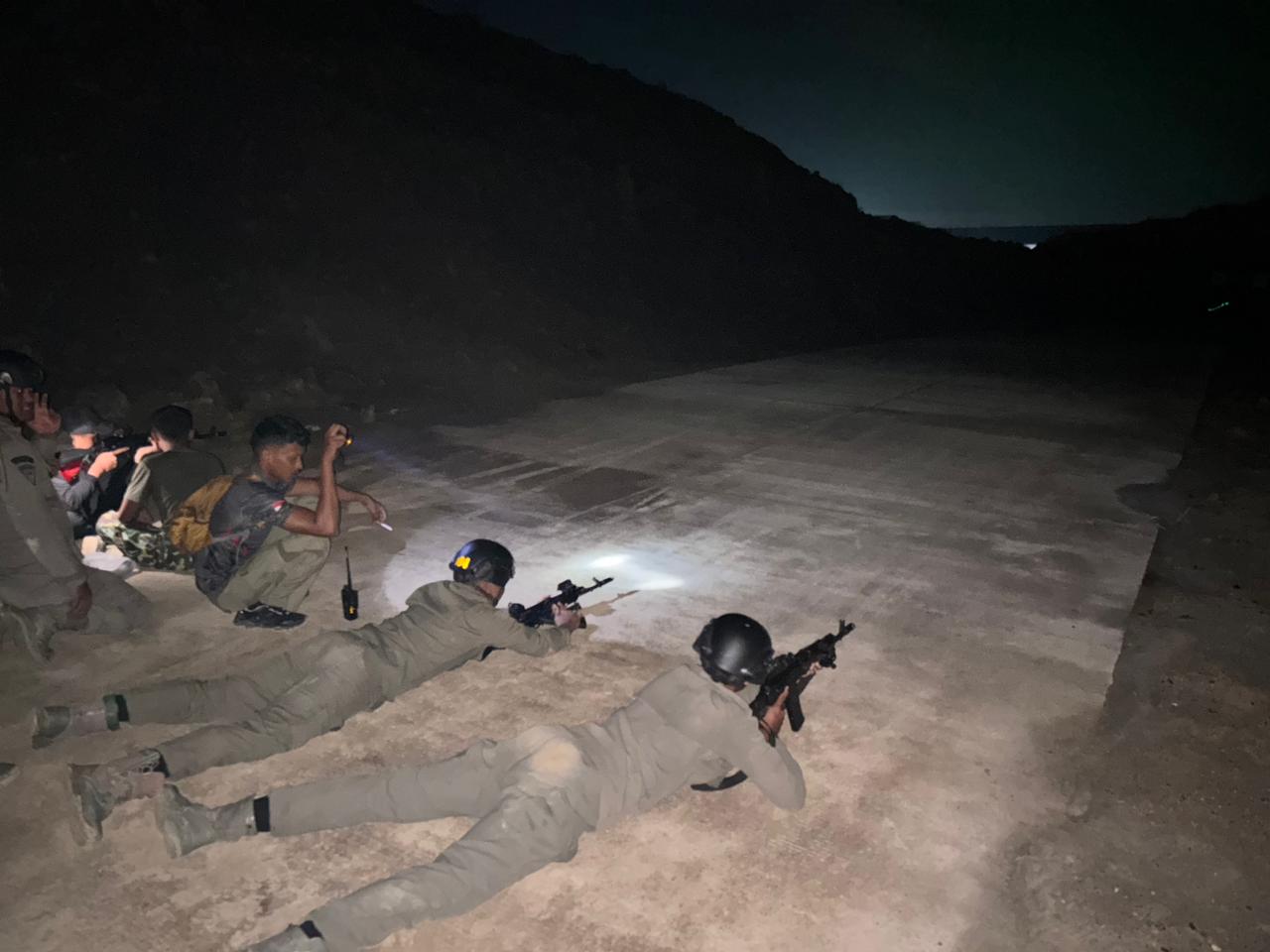 PERSONEL BATALYON C PELOPOR BRIMOB KALTIM LAKSANAKAN LATIHAN MENEMBAK MALAM HARI