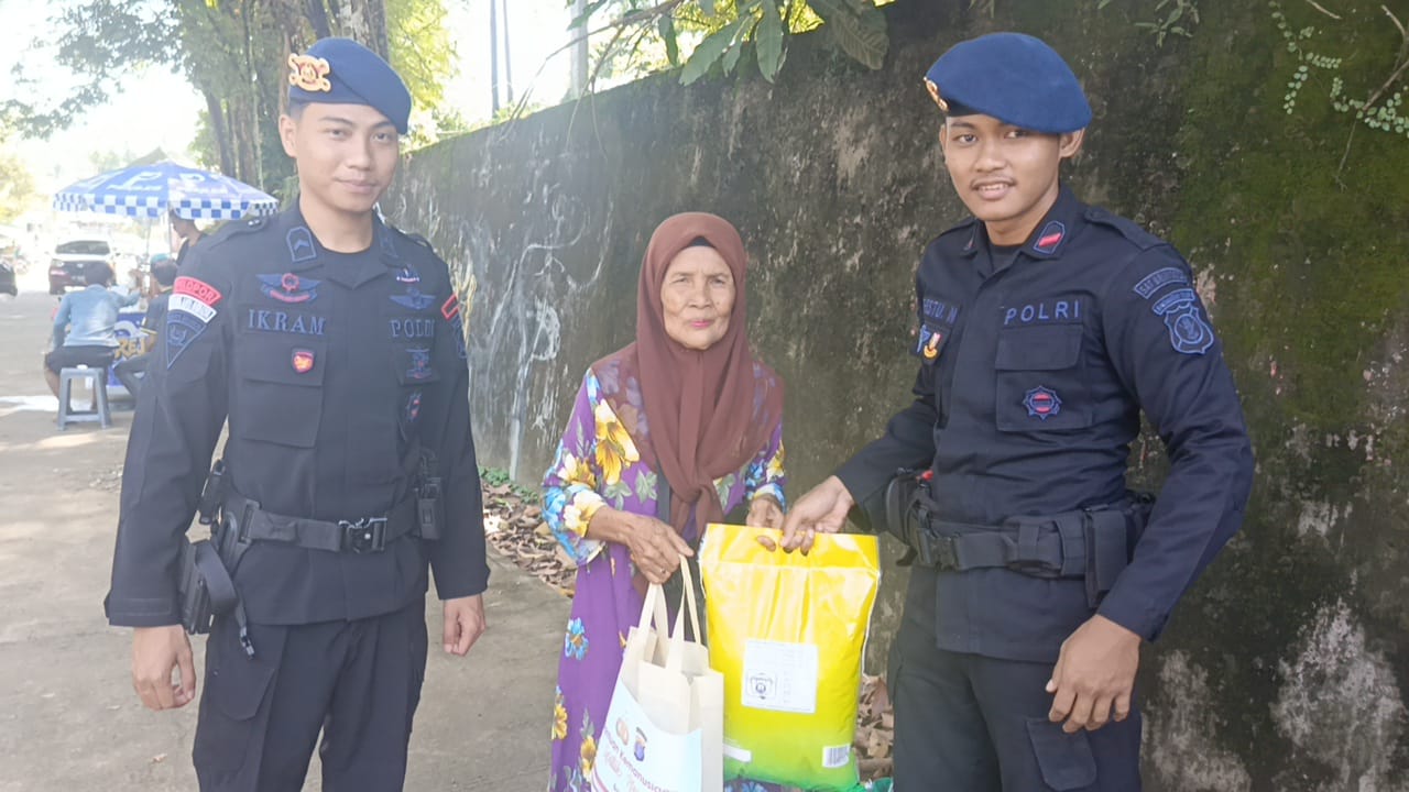 Ringankan Beban Warga Bendungan, Brimob Berau Salurkan Bantuan Kemanusiaan Jumat Berkah