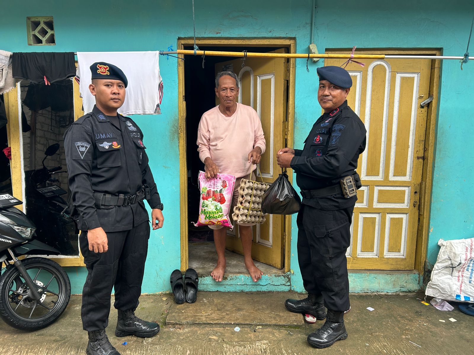 Wujud Nyata Kepedulian, Brimob Batalyon B Pelopor Samarinda Sambangi Warga Lansia di Loa Janan Ilir