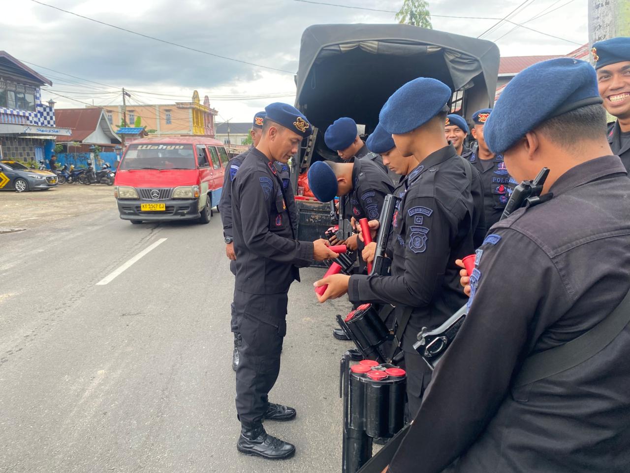 Kawal Sidang Vonis Kasus Muara Komam, Brimob Paser Pastikan PN Tanah Grogot Kondusif