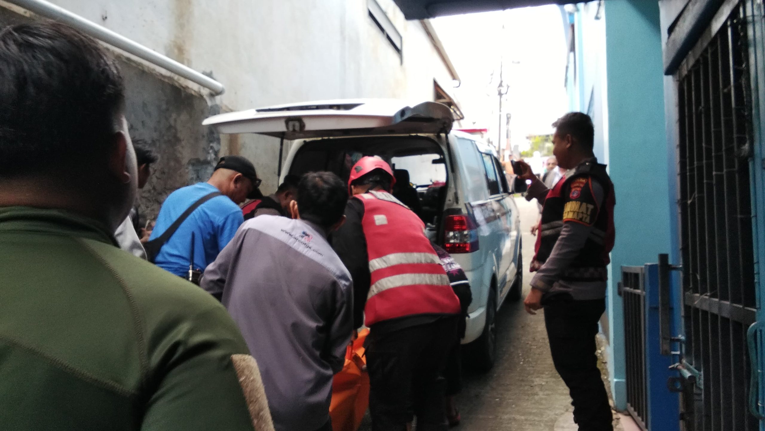 Penemuan Mayat Pria di Kel. Mekar Sari Balikpapan, Brimob Evakuasi Jenazah