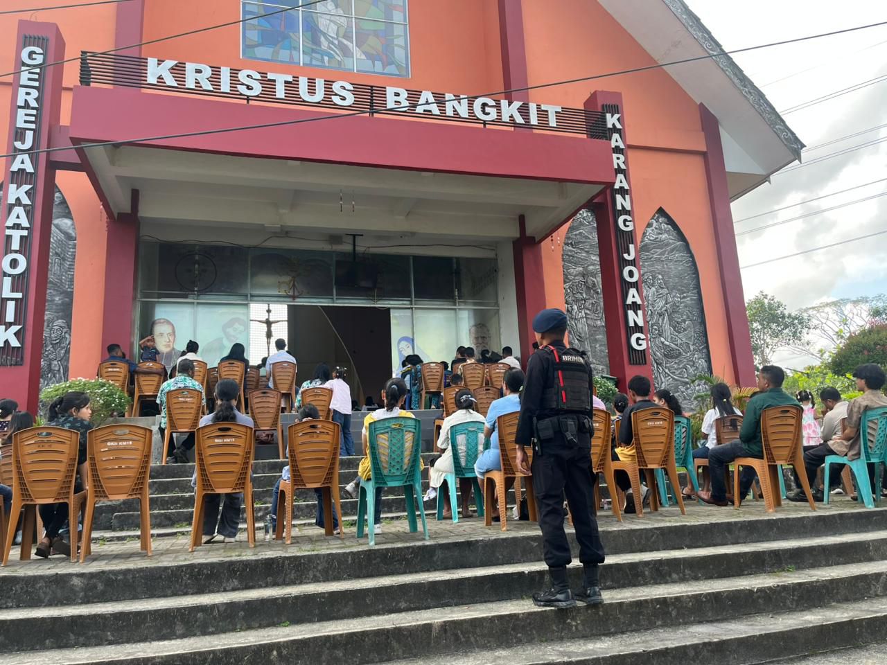 Pastikan Ibadah Minggu Khidmat, Kompi 1 Batalyon C Pelopor Satbrimob Polda Kaltim Amankan Gereja di Balikpapan Utara