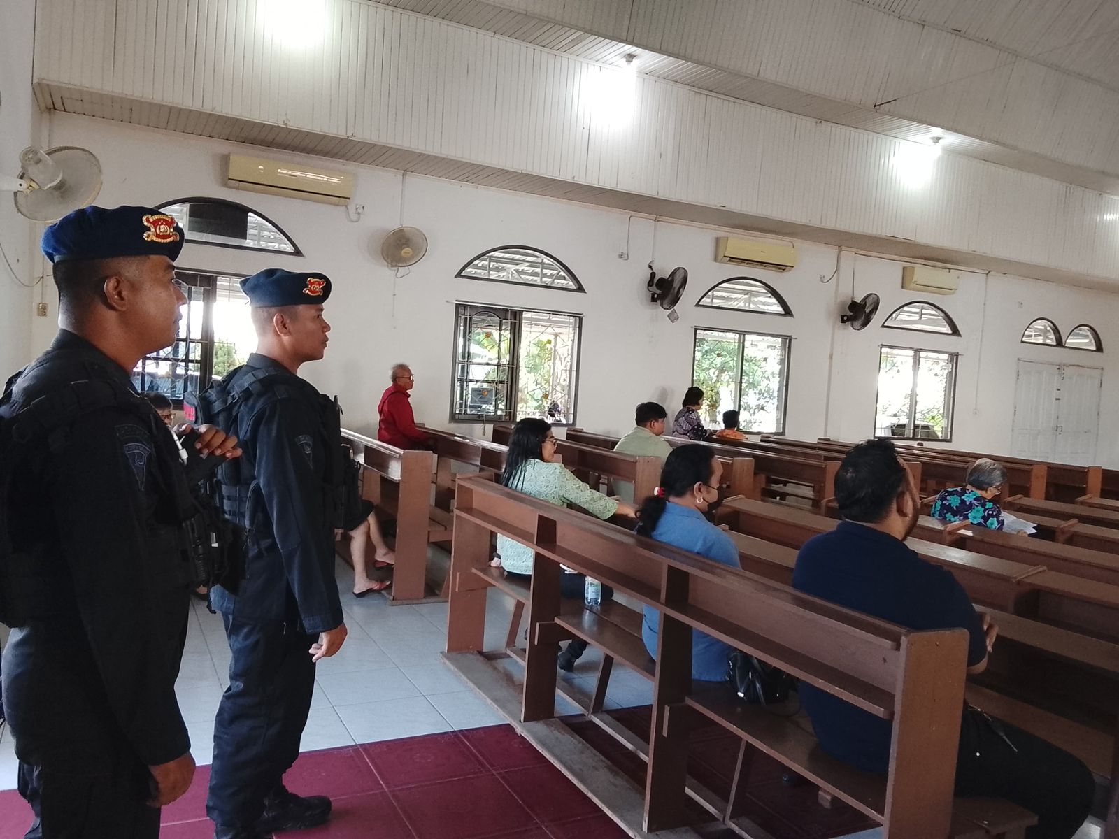 Wujudkan Khidmat Peribadatan, Batalyon B Pelopor Satbrimob Polda Kaltim Amankan Gereja di Samarinda