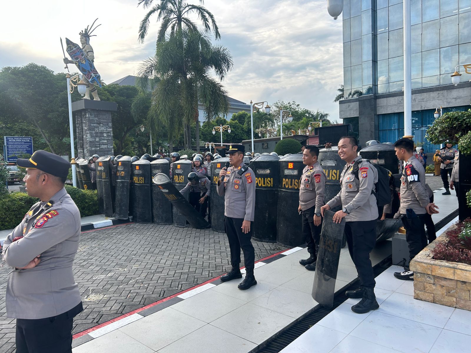 Jaga Stabilitas Kamtibmas, Brimob Kaltim Kawal Penyampaian Aspirasi di Kantor Gubernur Hingga Malam