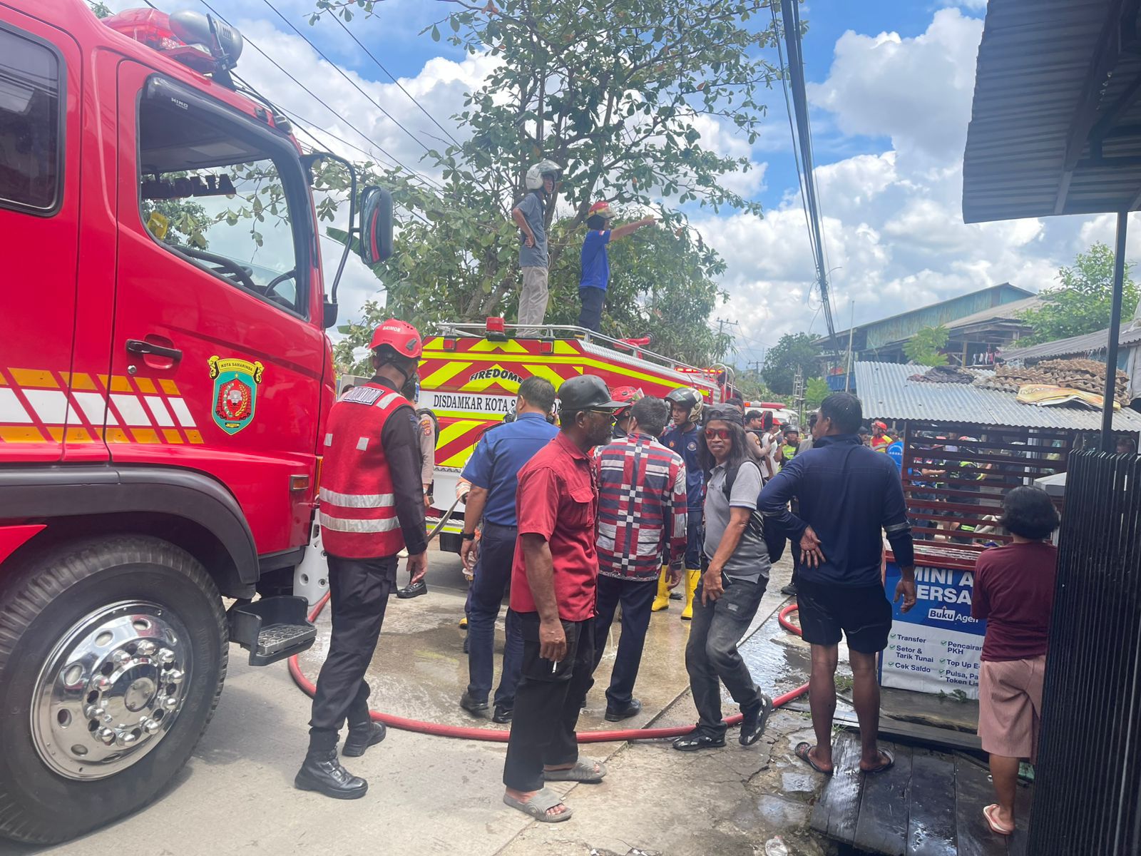 Gerak Cepat Tim Respons Bencana Batalyon B Pelopor Amankan Lokasi Kebakaran di Sungai Kapih