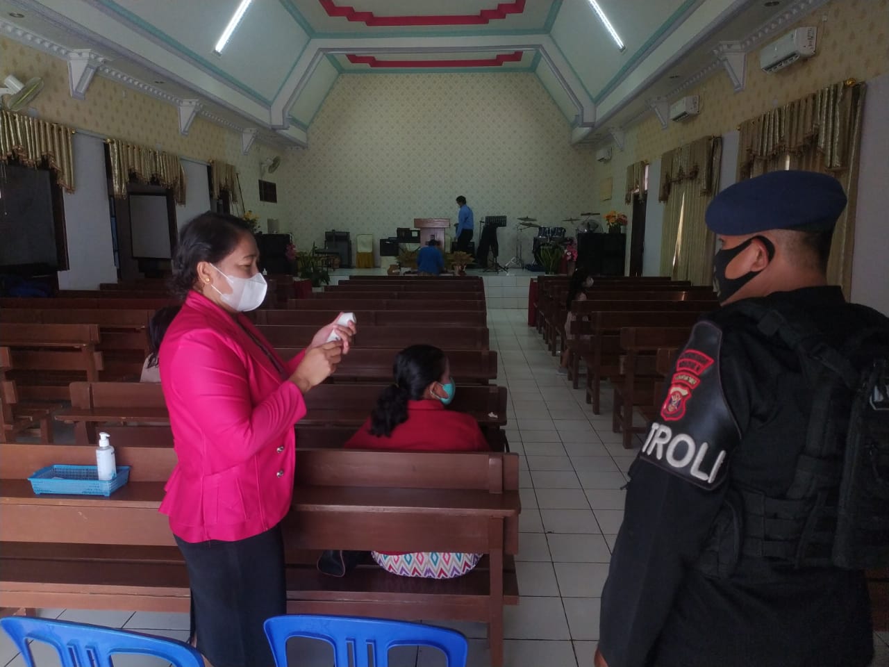 Patroli Brimob Kaltim Lakukan Patroli Pengamanan Gereja Guna Berikan Rasa Aman Saat Beribadah