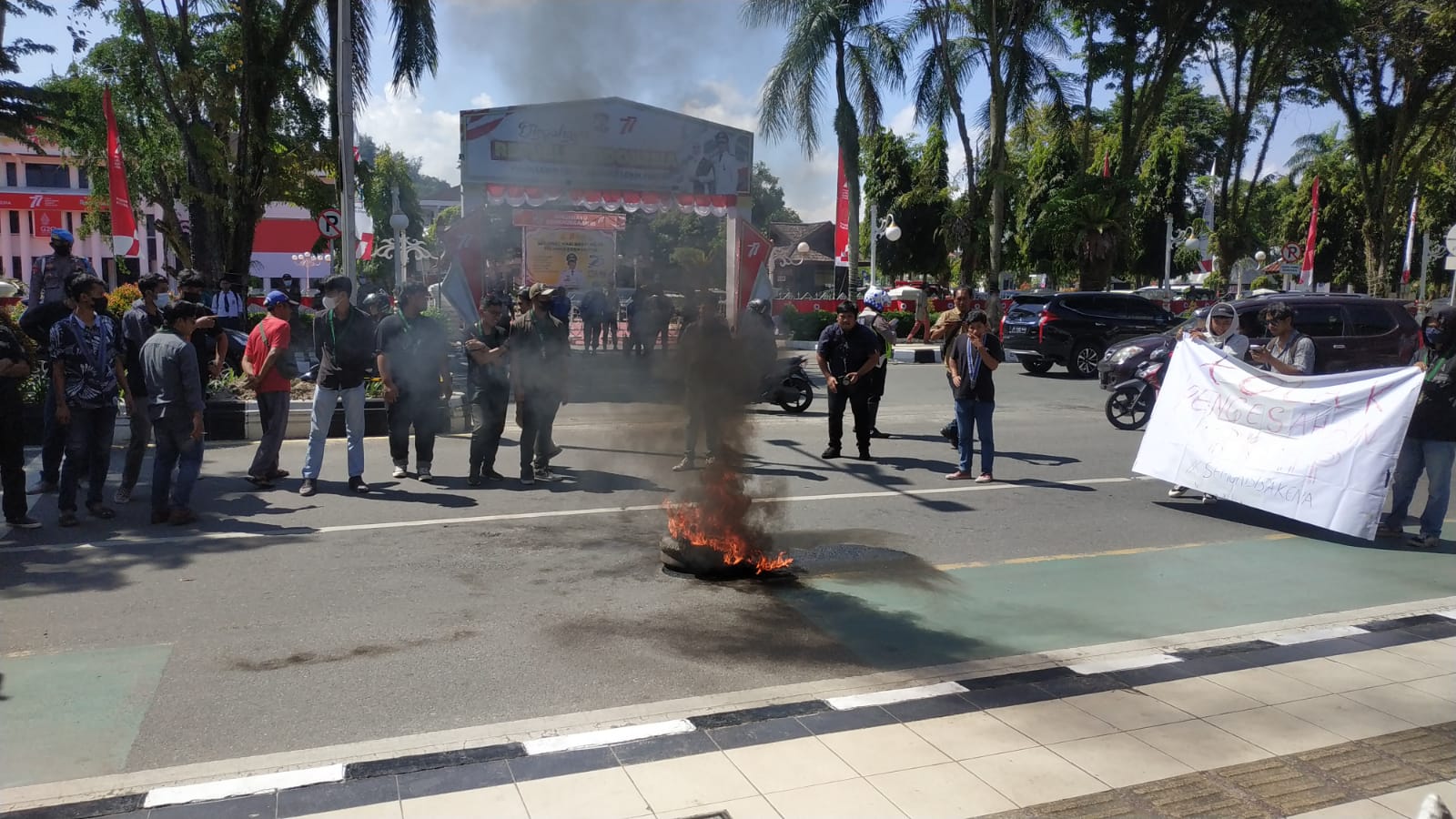 Tolak RKUHP, Pasukan Brimob Amankan Aksi Unras Aliansi Penyelamat Demokrasi di DPRD Balikpapan