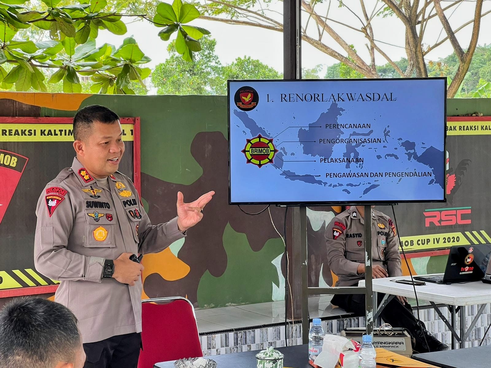 Danyon B Pelopor Brimob Kaltim Berikan Pengarahan Dan Sampaikan Materi Pada Jajaran Perwira