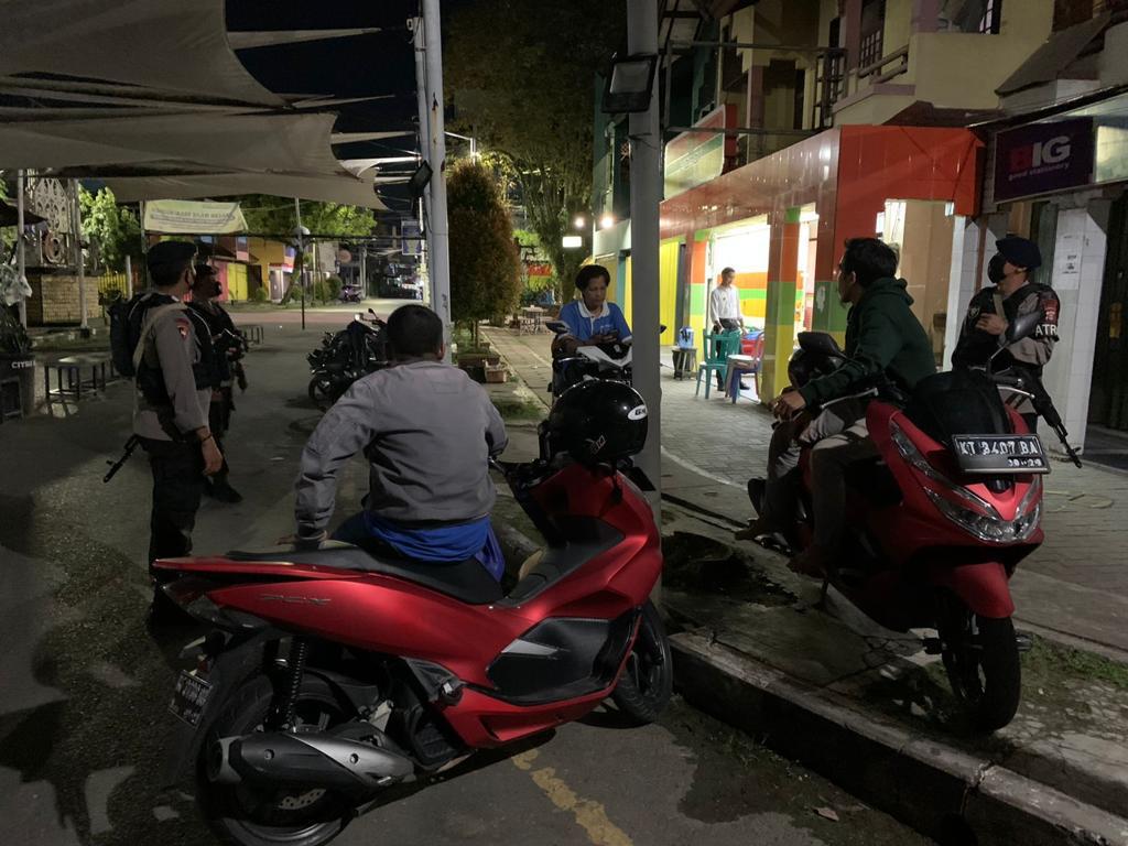 Gelar Patroli Malam, Brimob Kaltim Wujudkan Situasi Kamtibmas Aman dan Nyaman di Kawasan Pasar Citra Niaga