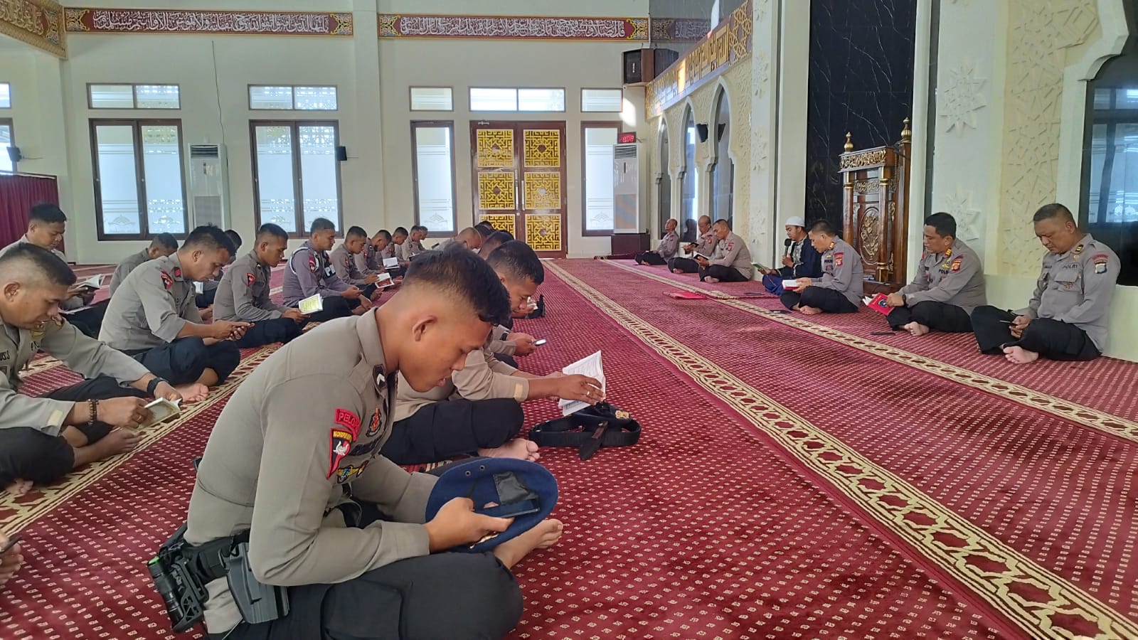 Personel Brimob Polda Kaltim bersama Bhayangkari Laksanakan Binrohtal Agama Islam